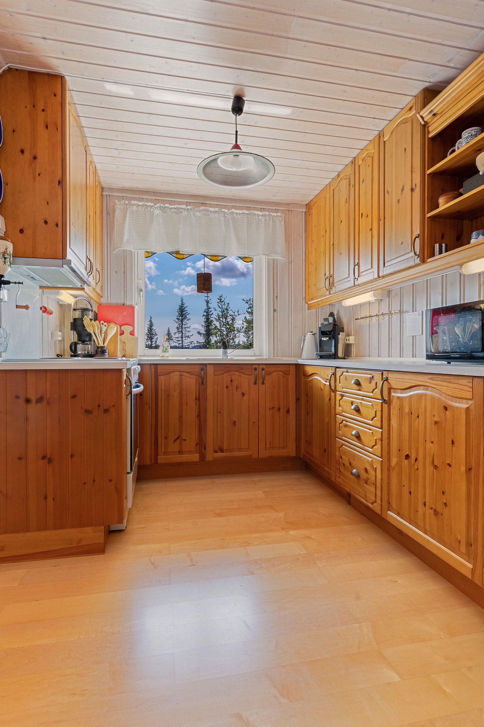 Kjøkkeninnredning med god skapplass Galleribilde