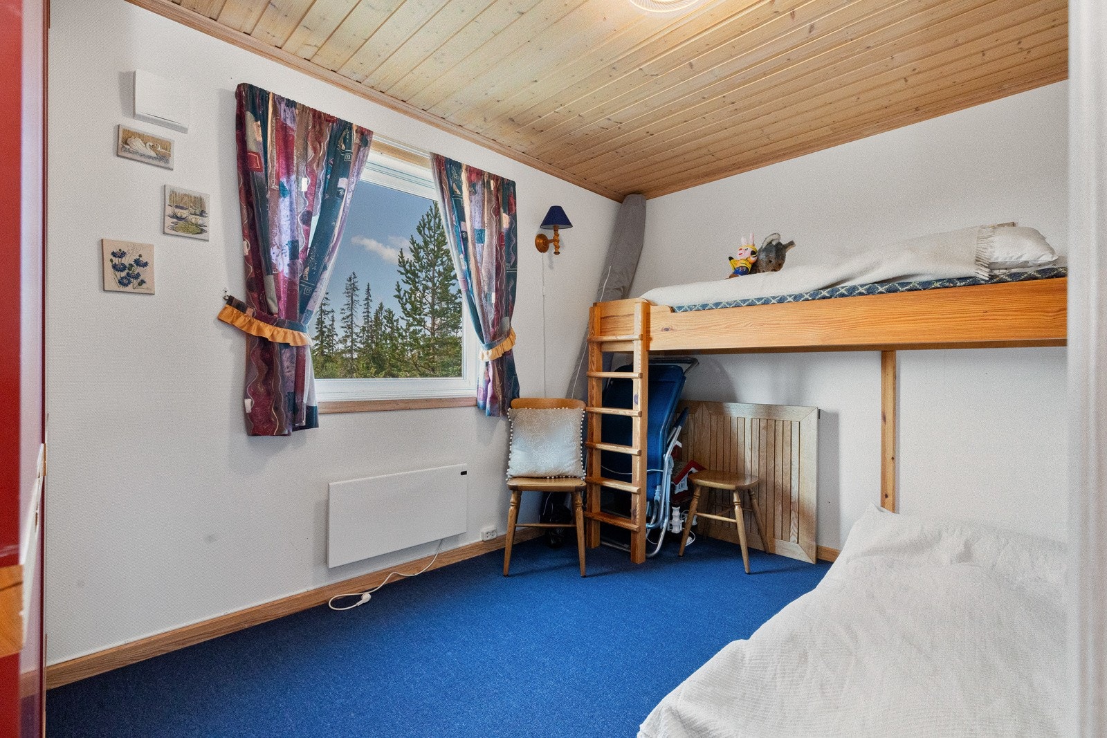 Soverom 2 med stedbygde øvrekøyer samt dobbeltseng under Galleribilde