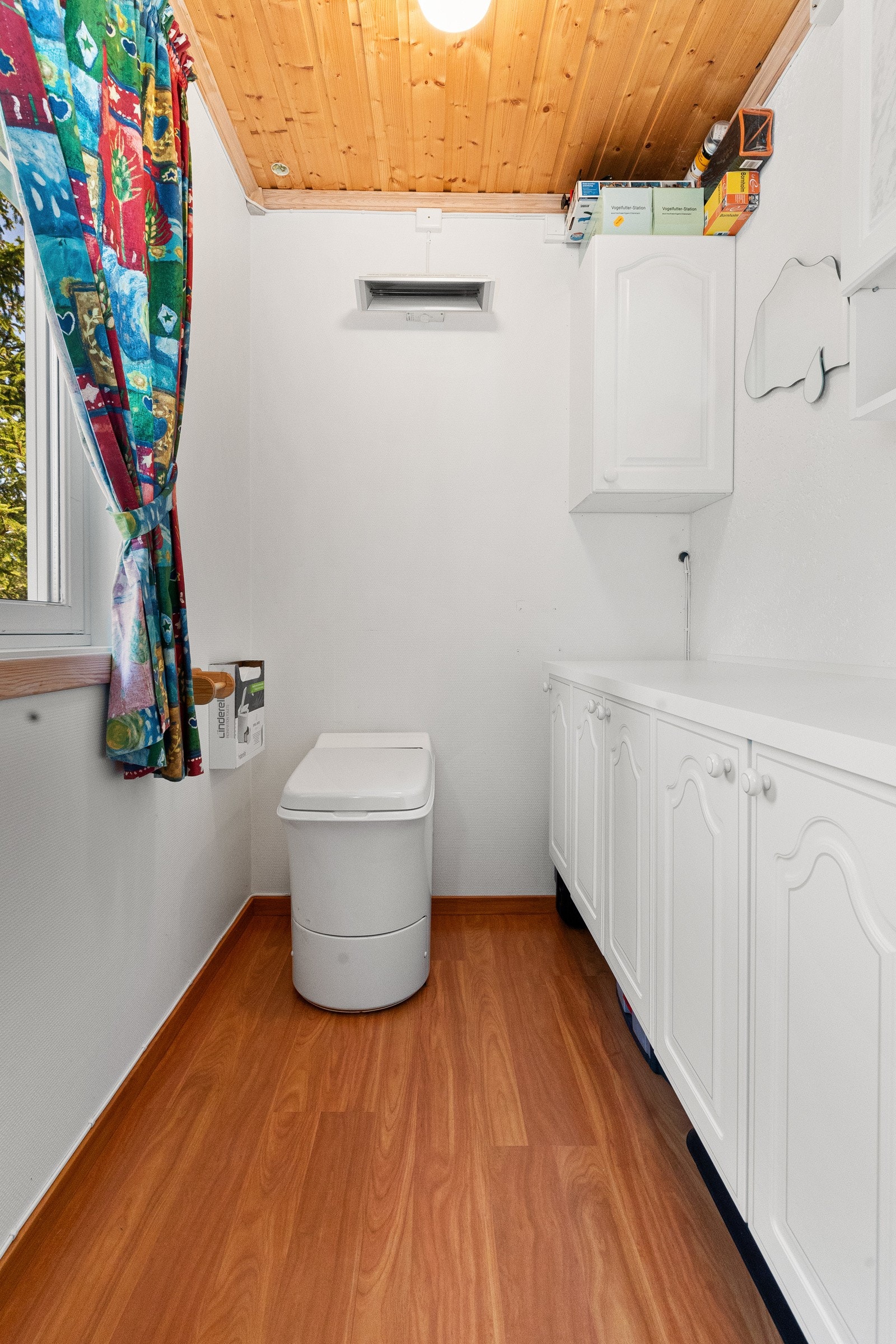 Eget rom med forbrenningstoalett og innredning Galleribilde