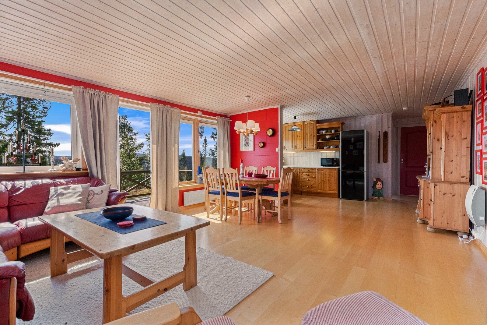 Romslig stue med utgang til veranda Galleribilde