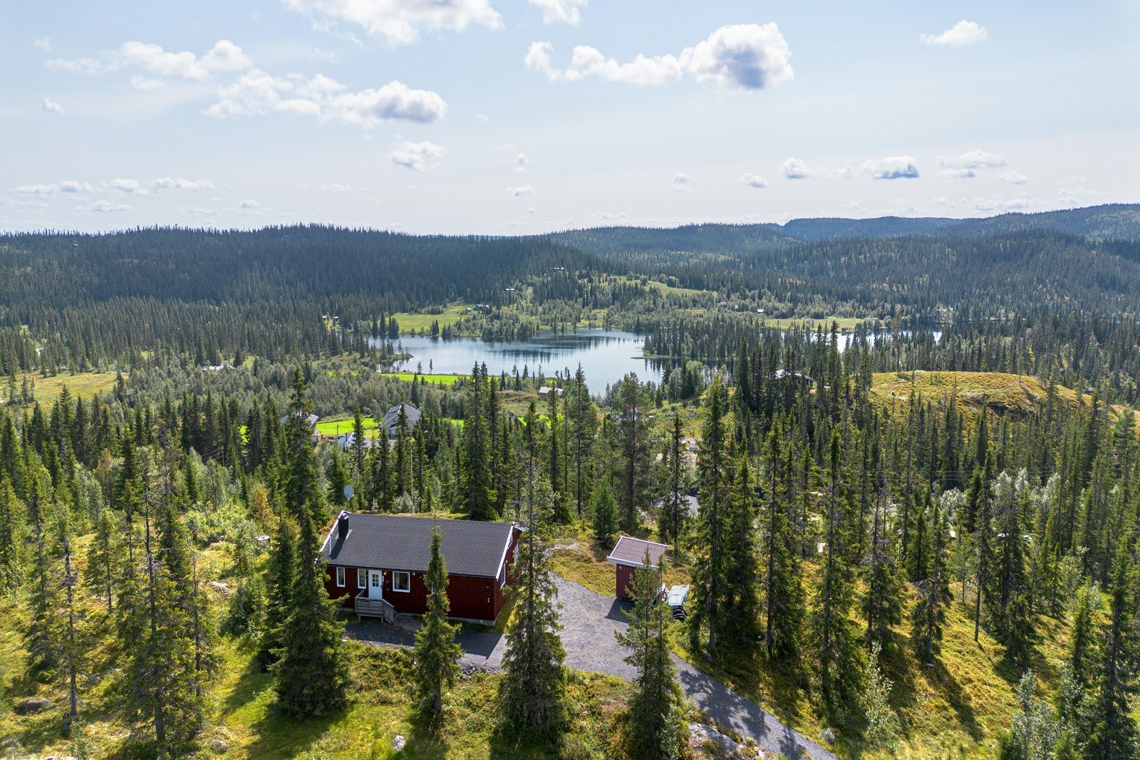 Juvavegen 52 ligger usjenert i enden av blindvei, og det er kun denne eiendommen langs denne stikkveien Galleribilde