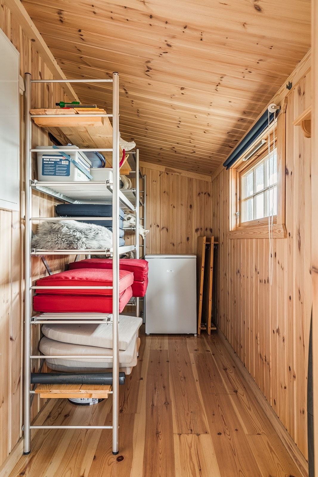Boden som ligger ved inngangsdøren er innredet, og huser bl.a. sikringsskap. Et praktisk lagringsrom du lett kan nå i bare tøflene. Galleribilde