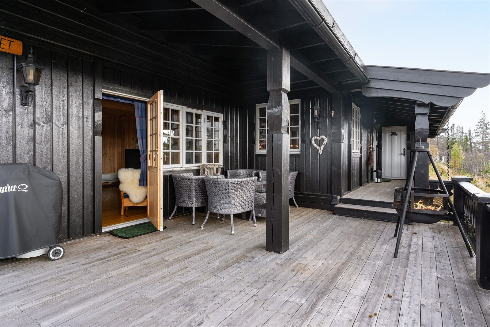 Fantastiske terrassearealer mot vest som med sitt romslige areal har flere møbleringsmuligheter både under tak- og under åpen himmel. Terrassen byr på fine solforhold og majestetisk utsikt! Grill, bålpanne og utemøbler medfølger. Galleribilde