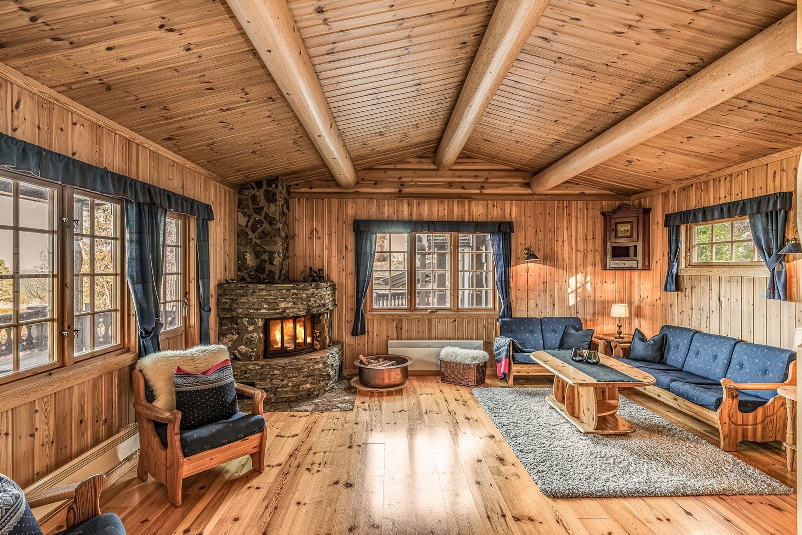 Selve stuen byr på god plass for sittegrupper og er innredet med en fin, natursteinsbelagt peis med innsats. Store vindusflater på flere sider sørger for godt innslipp av naturlig lys. Fra stuen er det utgang til den fine terrassen via terrassedør. Galleribilde