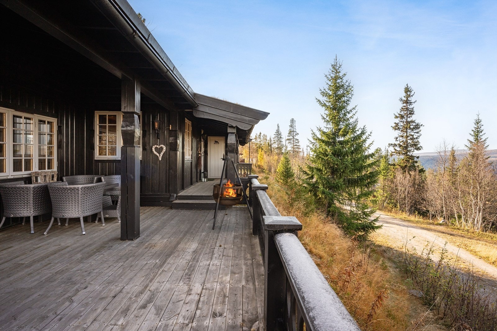 Hytta har en svært fin, skjermet og sørvest-vendt beliggenhet i Engerdal Østfjell ca. 826 moh, og byr på vidtrakt utsikt mot flotte nærområdet ,og mektige og velkjente fjellområder. Galleribilde