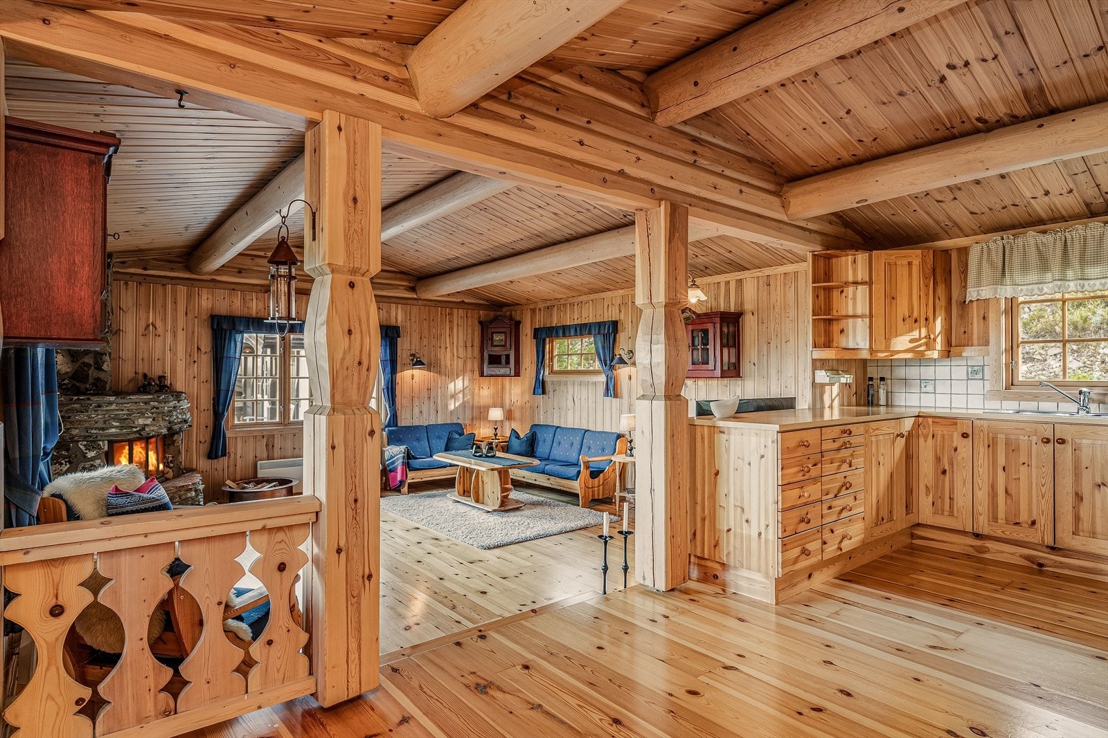 Et flott, åpent og koselig allrom som er pent etablert med flere soner. Galleribilde