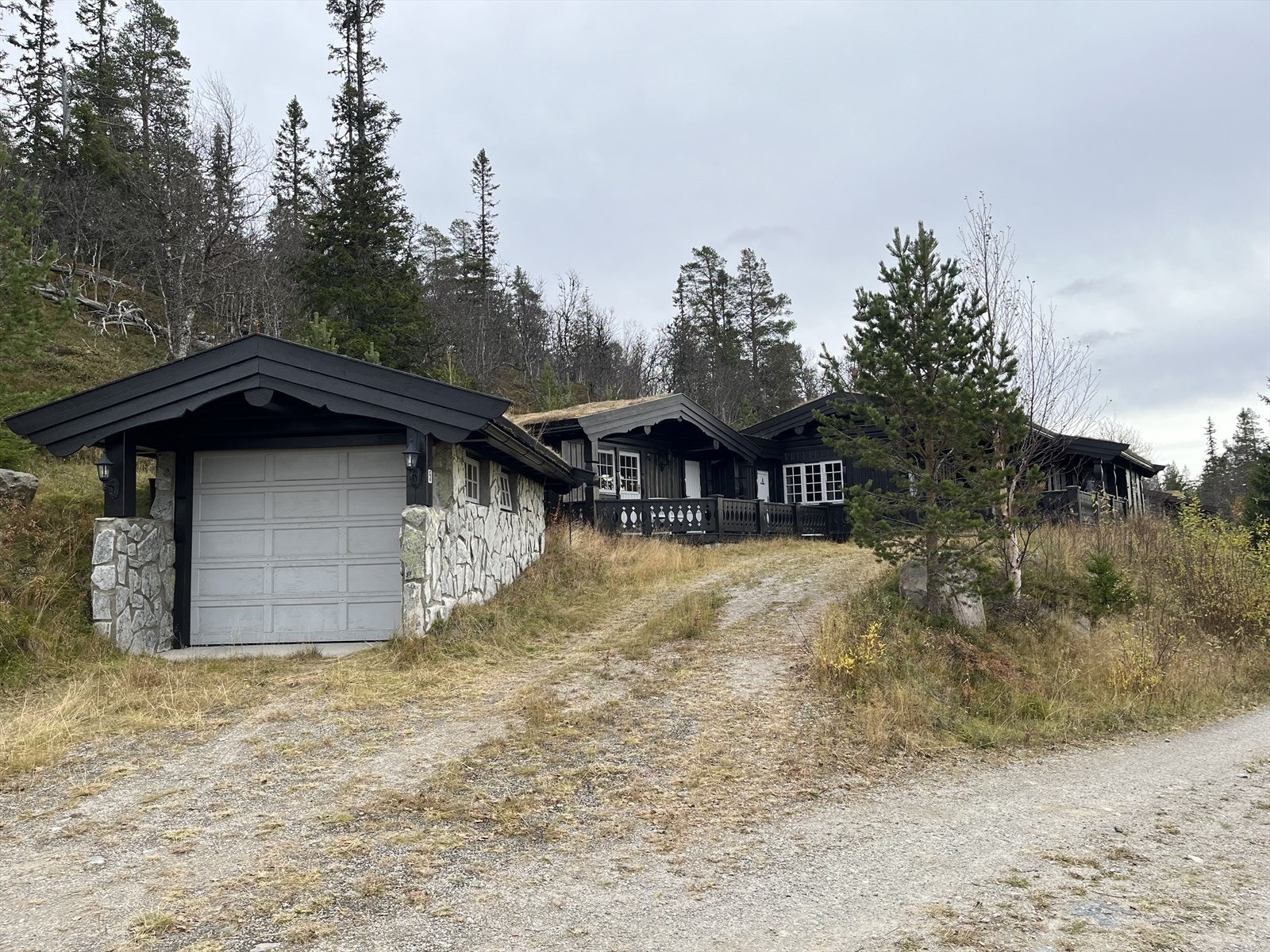 Eiendommen ligger på ca. 826 moh, og er bebygd med en fritidsbolig fra 2002, anneks fra 2003 og garasje fra 2005. Galleribilde