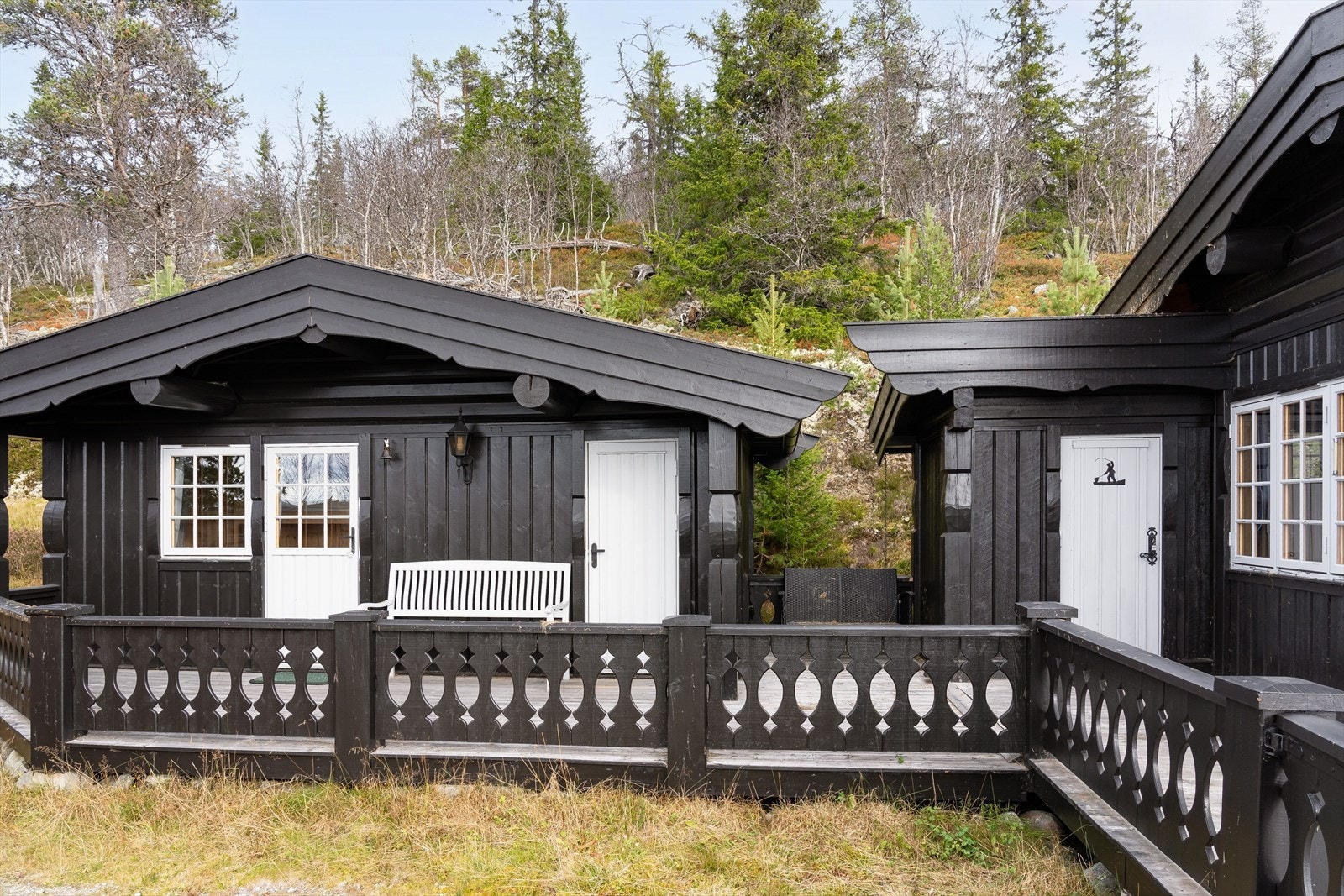 Annekset som ble satt opp i 2003, er bygd helt i tråd med selve fritidsboligen. Et flott tilleggsbygg, innredet med et kombinert stue- og soverom, i tillegg til et bad. Det perfekte gjestehuset, eller for de større barna. Annekset har også en egen bod. Galleribilde