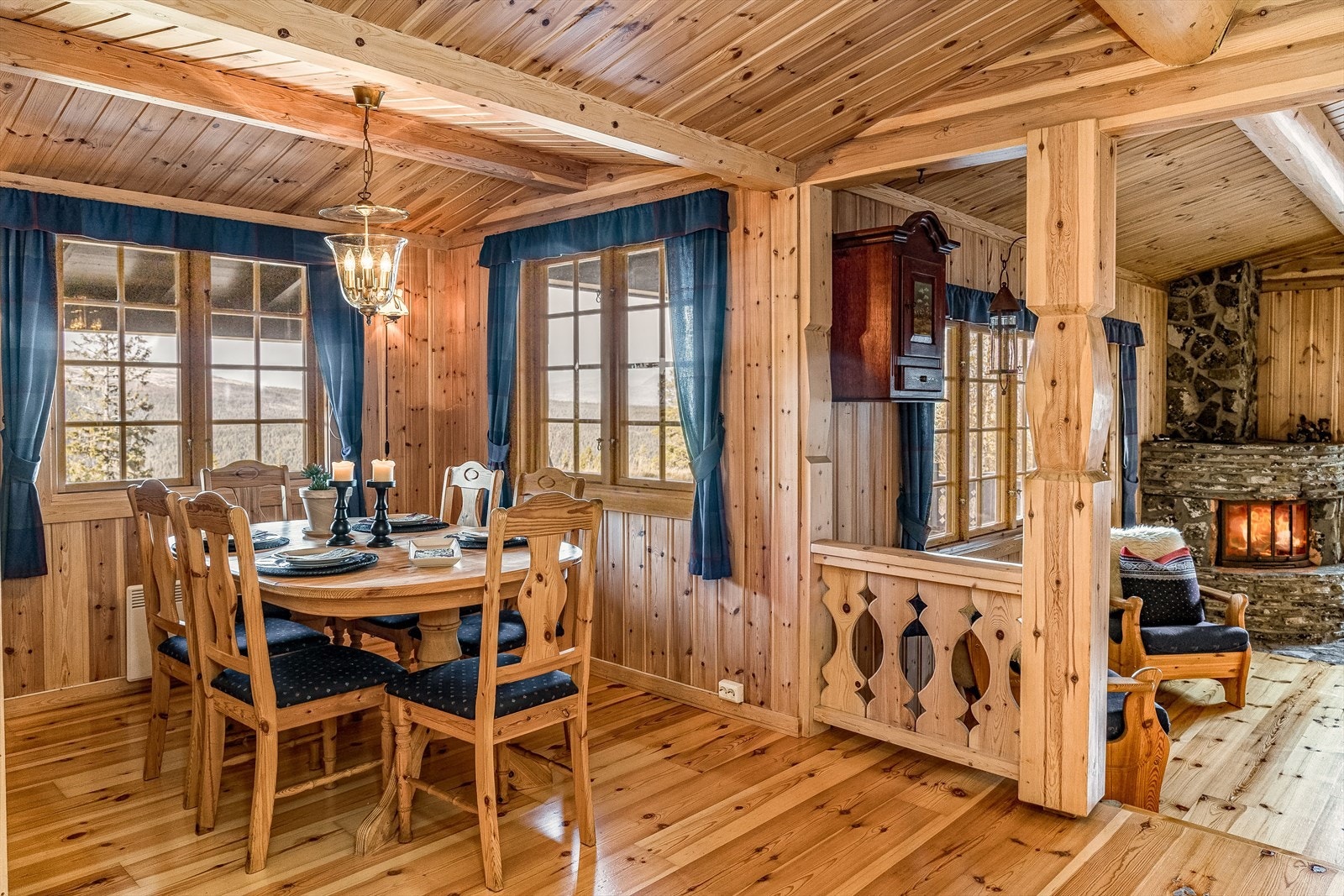 Et hyggelig sted å nyte frokosten eller en bedre middag mens man nyter utsikten mot fjellene i vest! Galleribilde