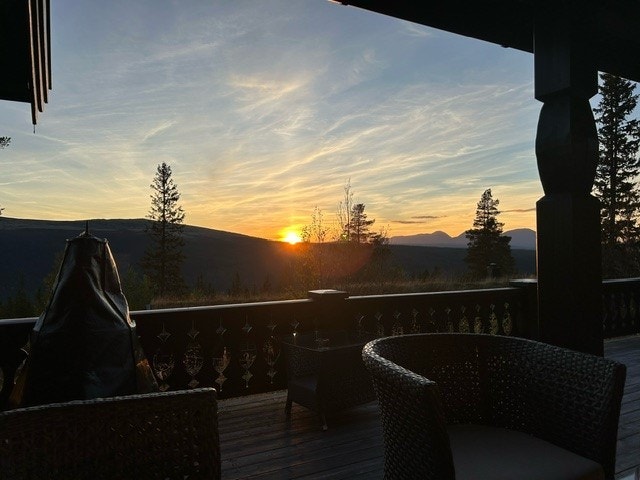 Nydelig utsikt mot en kveldssol som forsvinner ned i horisonten ved Sølen! Selgers eget bilde. Galleribilde