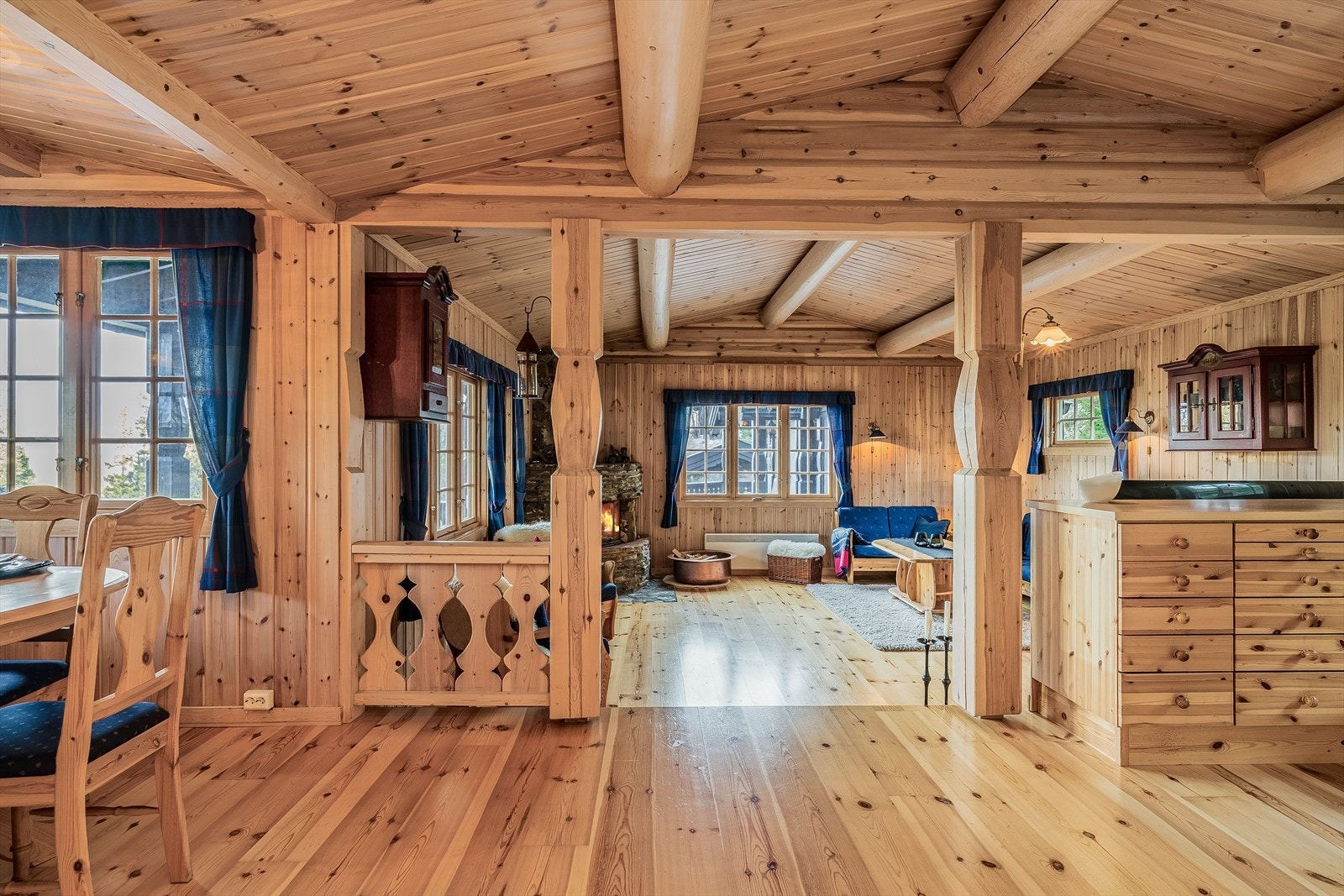 Kjøkkenet og spisestuen er naturlig knyttet sammen, slik at man kan holde kontakten med venner- eller familien mens man lager mat. Galleribilde