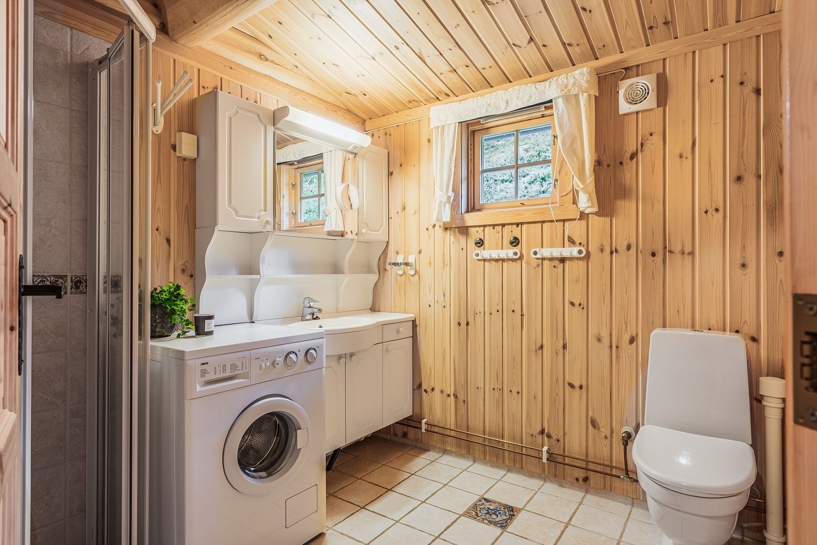 Hytta har et romslig bad med flislagte gulv med varmekabler i. Badet er utstyrt med dusjhjørne, heldekkende servant nedfelt i innredning, frittstående toalett og oppvaskmaskin som medfølger. Galleribilde
