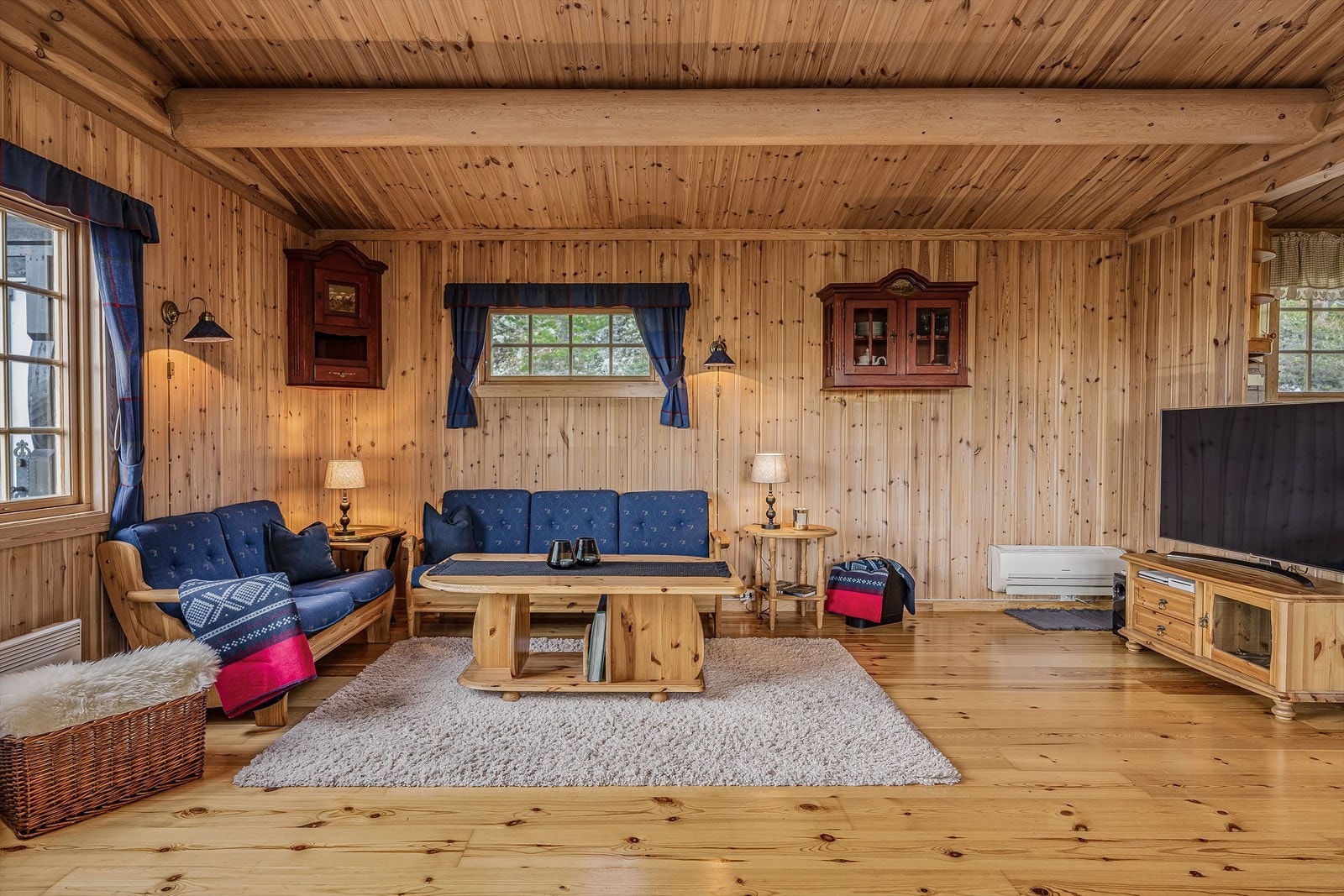 Stuen er utstyrt med en luft-luft varmepumpe som sørger for en jevn varme. Galleribilde