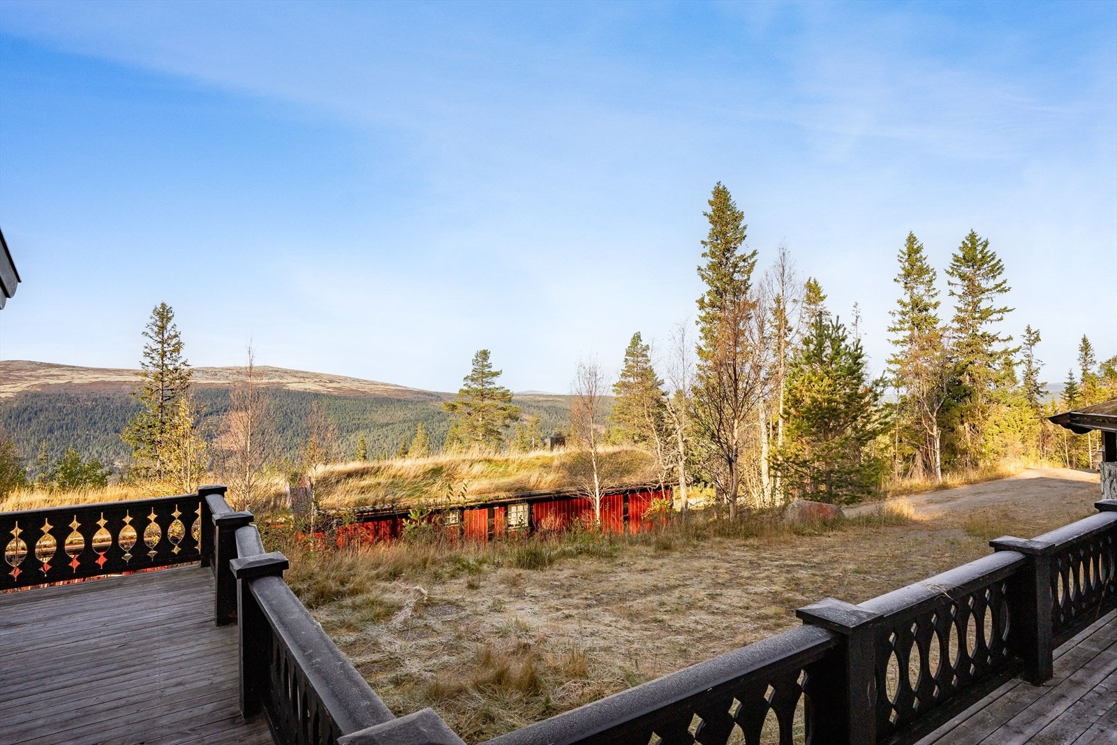 Det er plass til flere biler i innkjøringen og opp mot hytta. Galleribilde