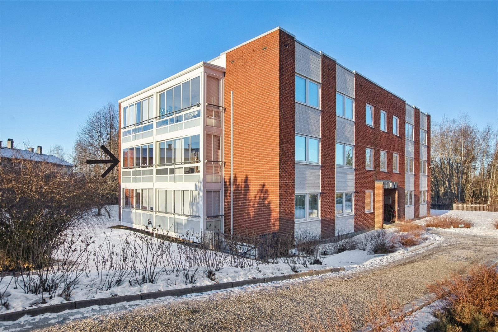 Velkommen til Nordbysvingen 12! Innglassert og solrik balkong med utsyn mot fellesareal. Galleribilde