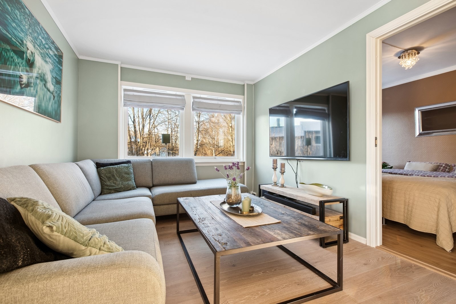 Fra stuen har man adkomst til ett av leilighetens soverom. Galleribilde