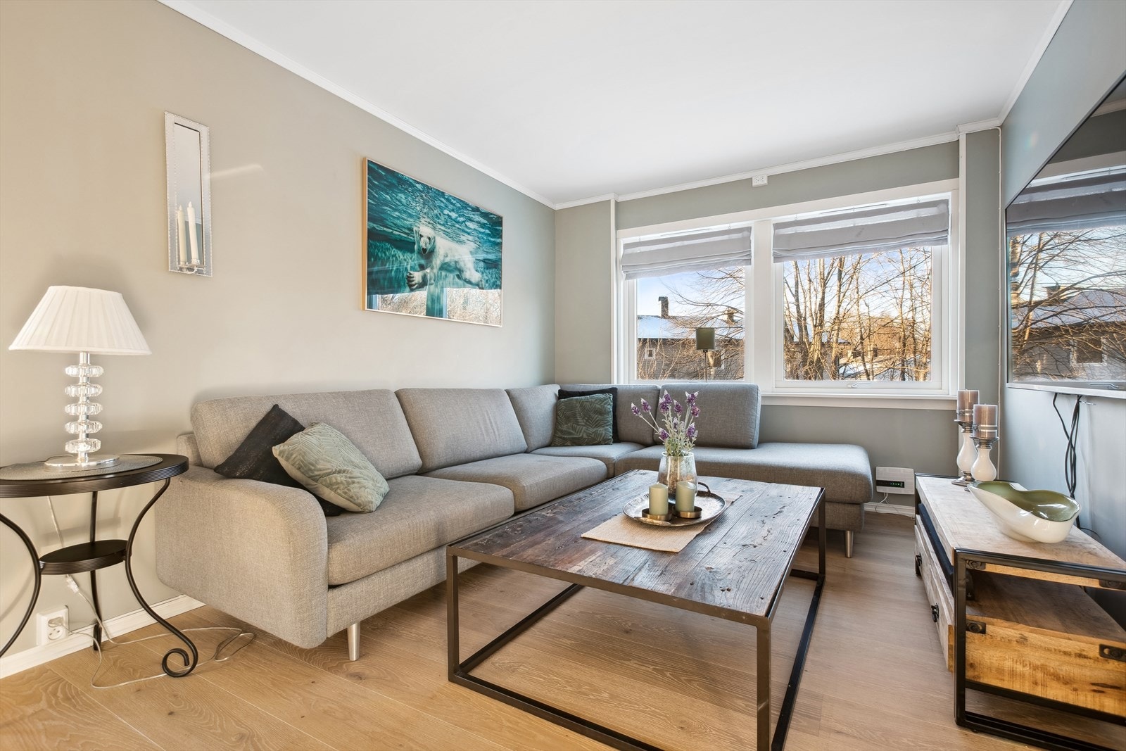 Stuen byr på flere møbleringsmuligheter. Galleribilde