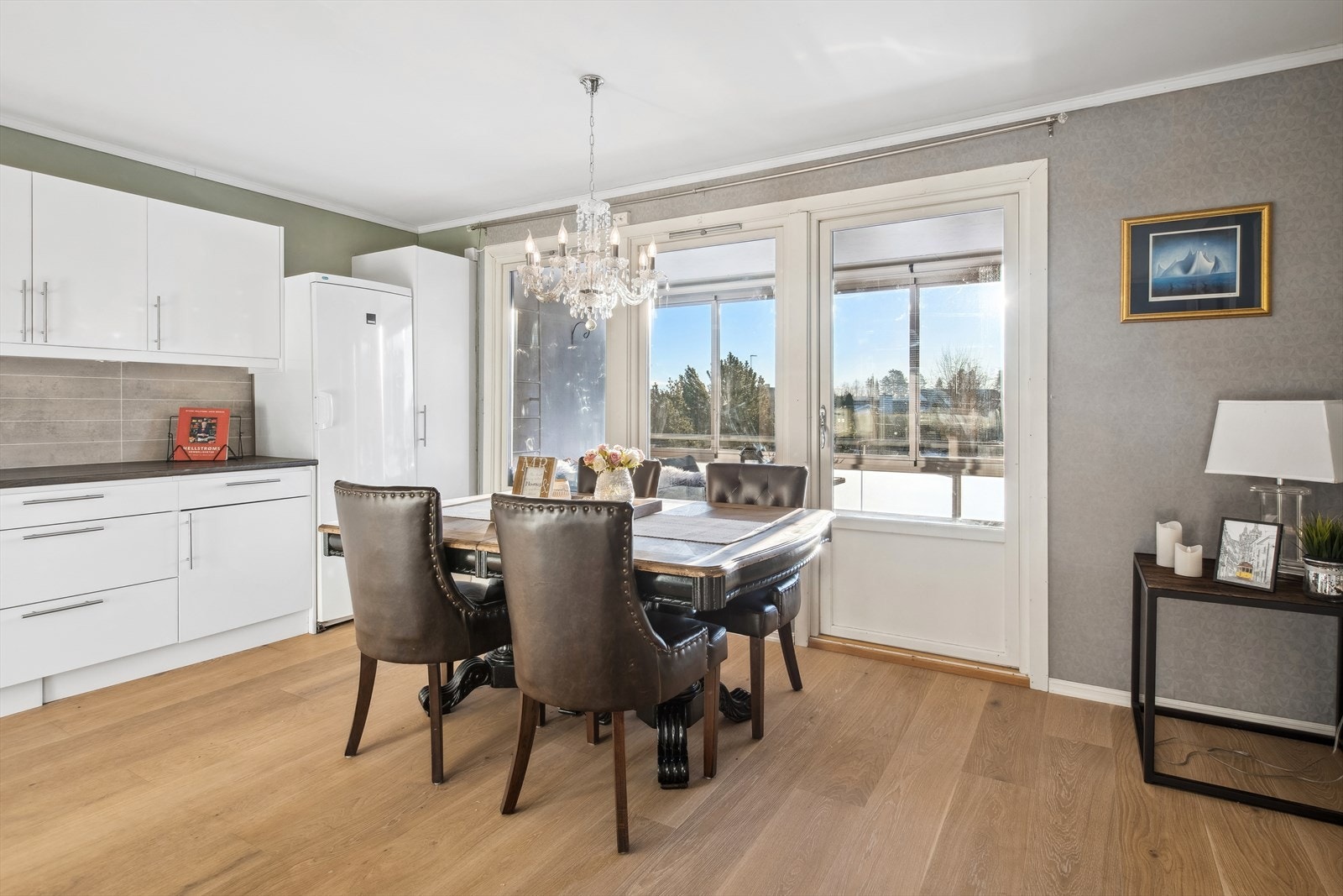 På kjøkkenet har man plass til spisegruppe. Galleribilde