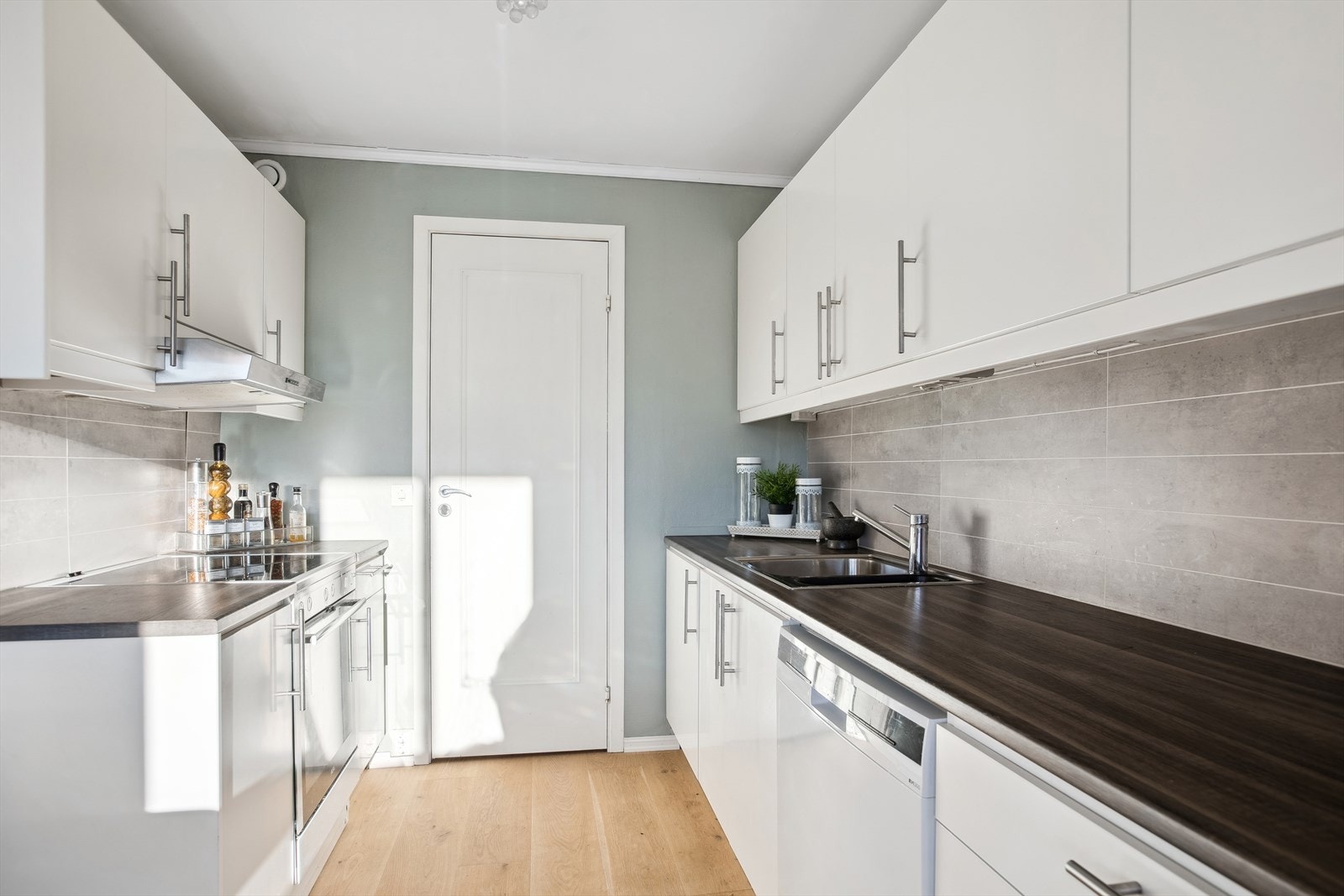 I tilknytning kjøkkenet har man adkomst til bod. Galleribilde