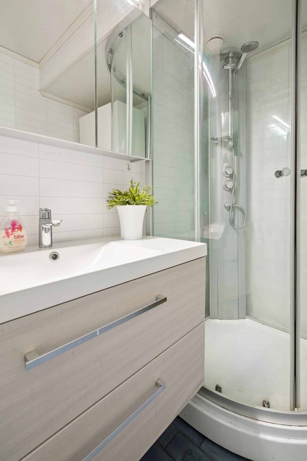 Innredningen består av helservant på skuffeseksjon, speilskap og dusjkabinett. Galleribilde