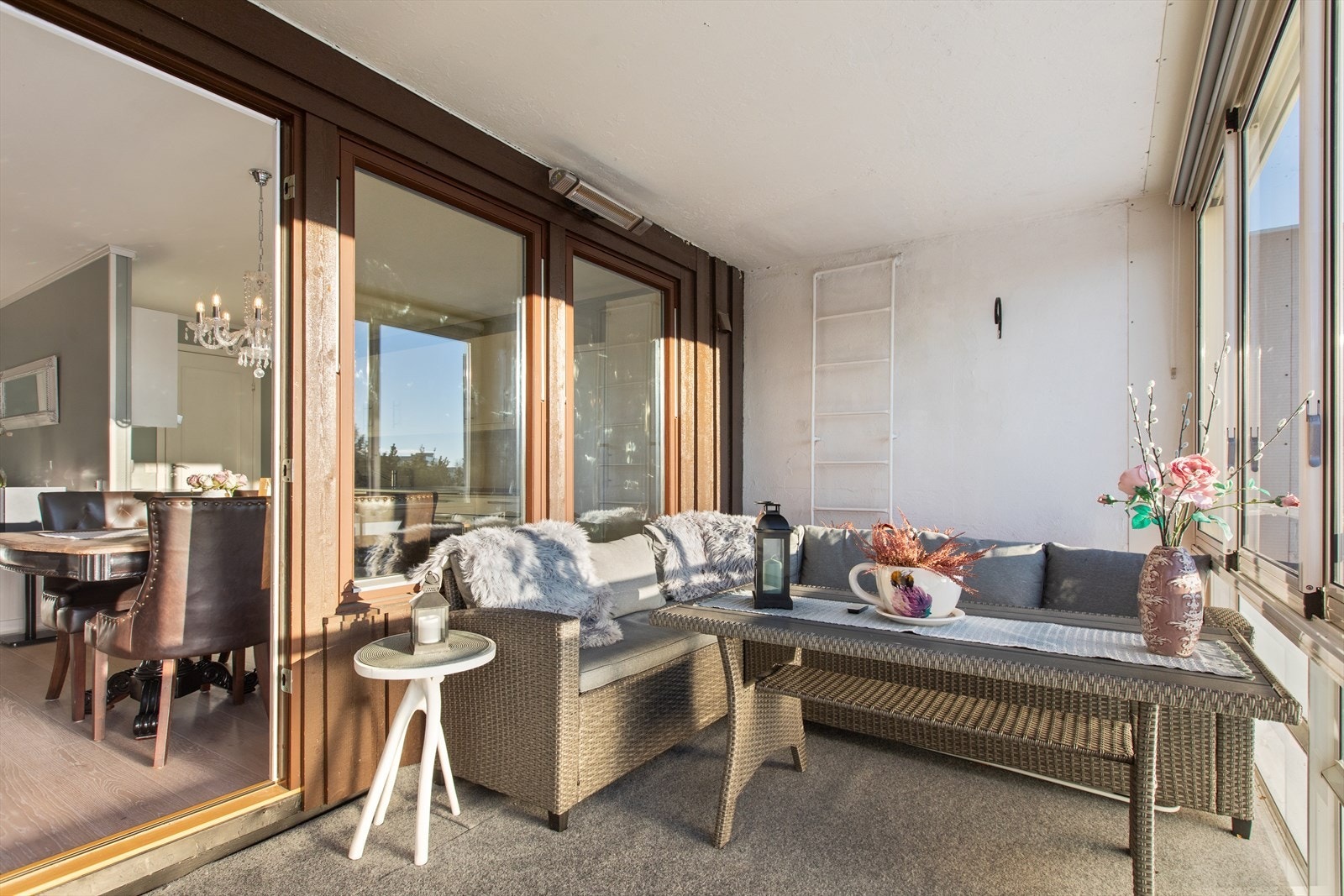 Leiligheten har en innglasset balkong som gir en forlengelse av stuerommet. Galleribilde