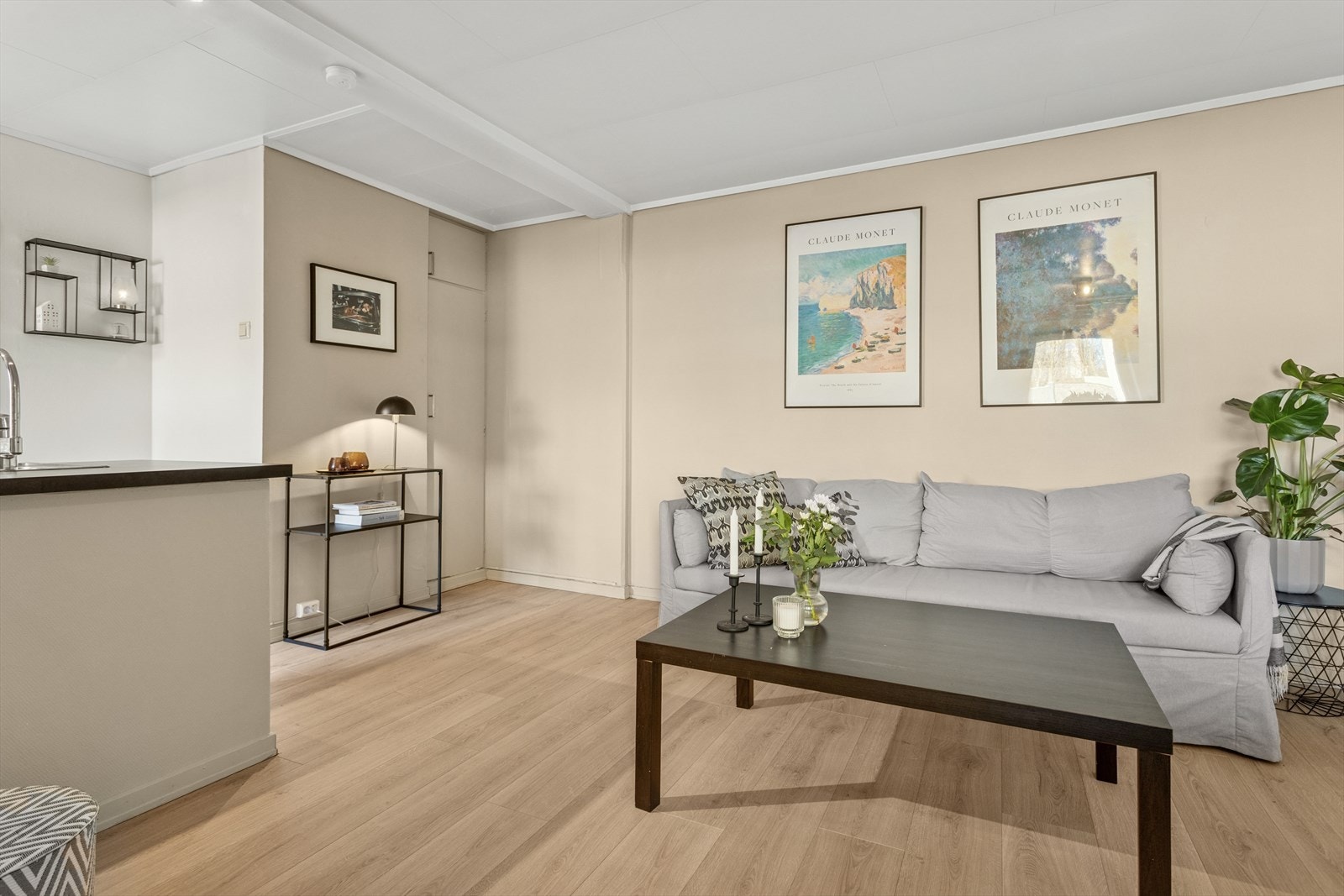 Stuen og kjøkkenet utgjør ca. 29,5kvm. Dette gir deg god plass til sofa/sittegruppe og spisebord for flere personer. Galleribilde