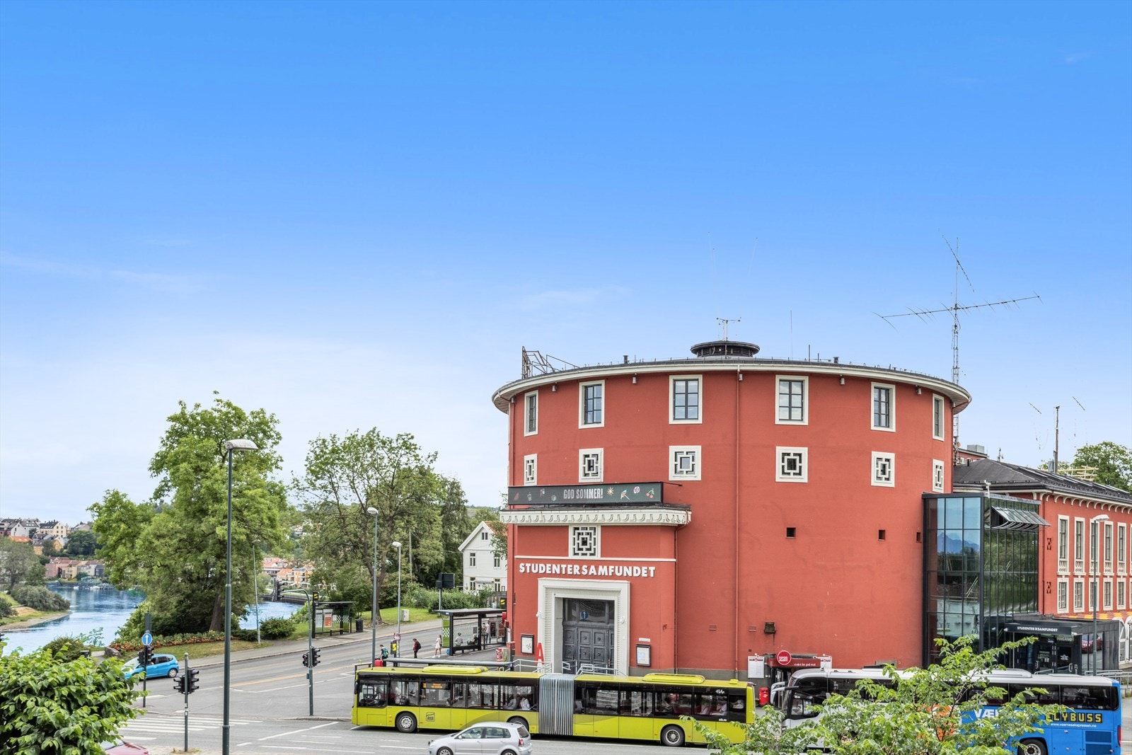 Populære Studentersamfundet ligger ca. 2 min ganger fra leiligheten. Galleribilde