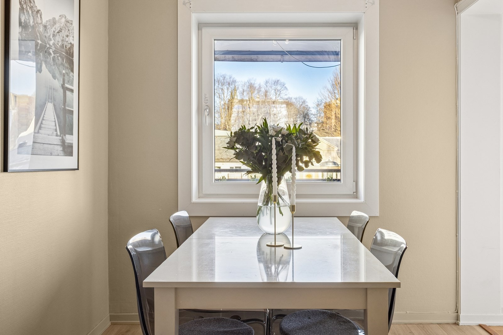 Vinduene sørger for behagelig innlys, flott utsikt og minimalt med innsyn. Galleribilde