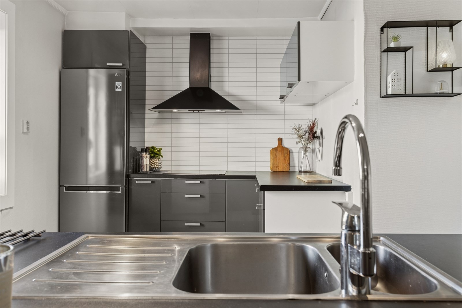 Ekstra benkeplass gir gode arbeidsforhold på kjøkkenet. Galleribilde