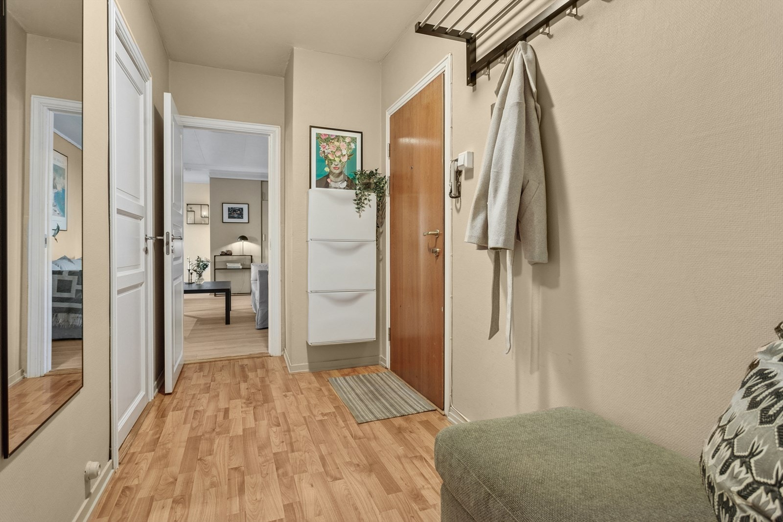 Entréen har god plass til oppbevaring av yttertøy og sko. Galleribilde