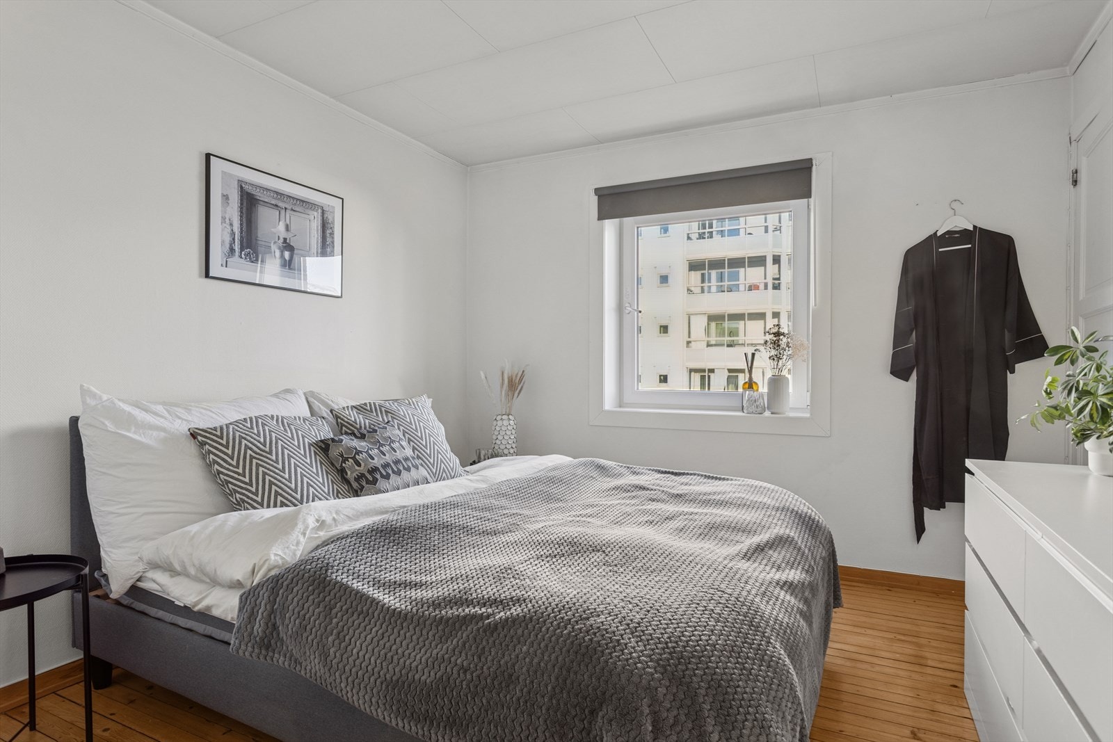 Det største soverommet er på ca. 12.9kvm. Her er det god plass til dobbeltseng, garderobe og evt. kontorpult. Galleribilde