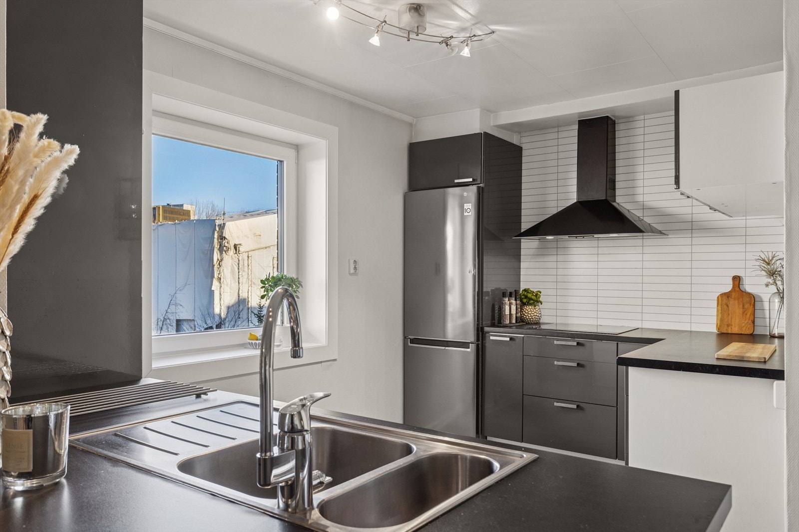 Kjøkkenets utforming gir deg god oppbevaringsplass i skuffer og skap. Galleribilde