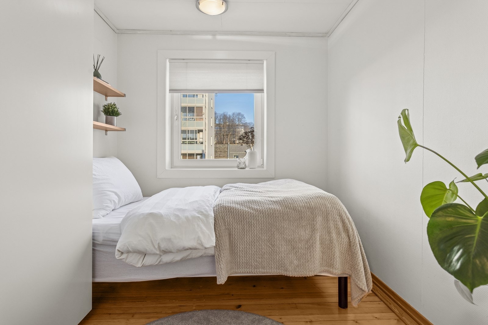 Soverom 2 er på ca. 6,9 kvm og er holdt i lyse farger. Her kan du leie ut til en venn eller benytte rommet selv. Galleribilde