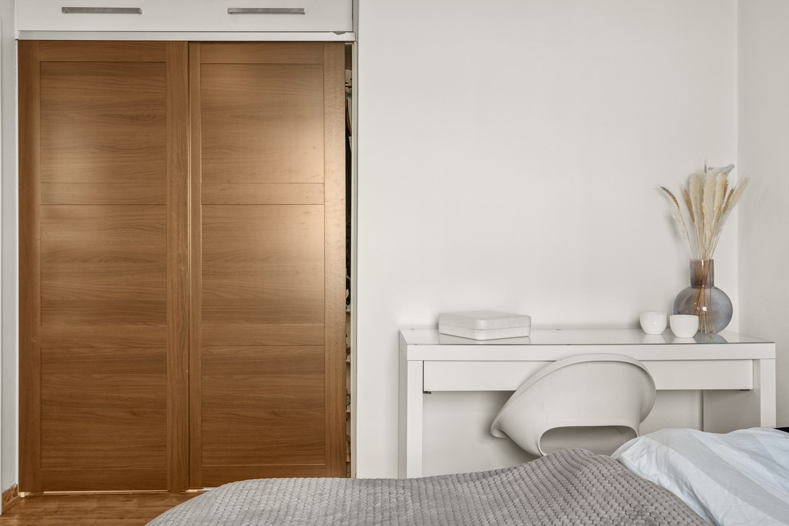 Skyvedørsgarderobe medfølger. Galleribilde