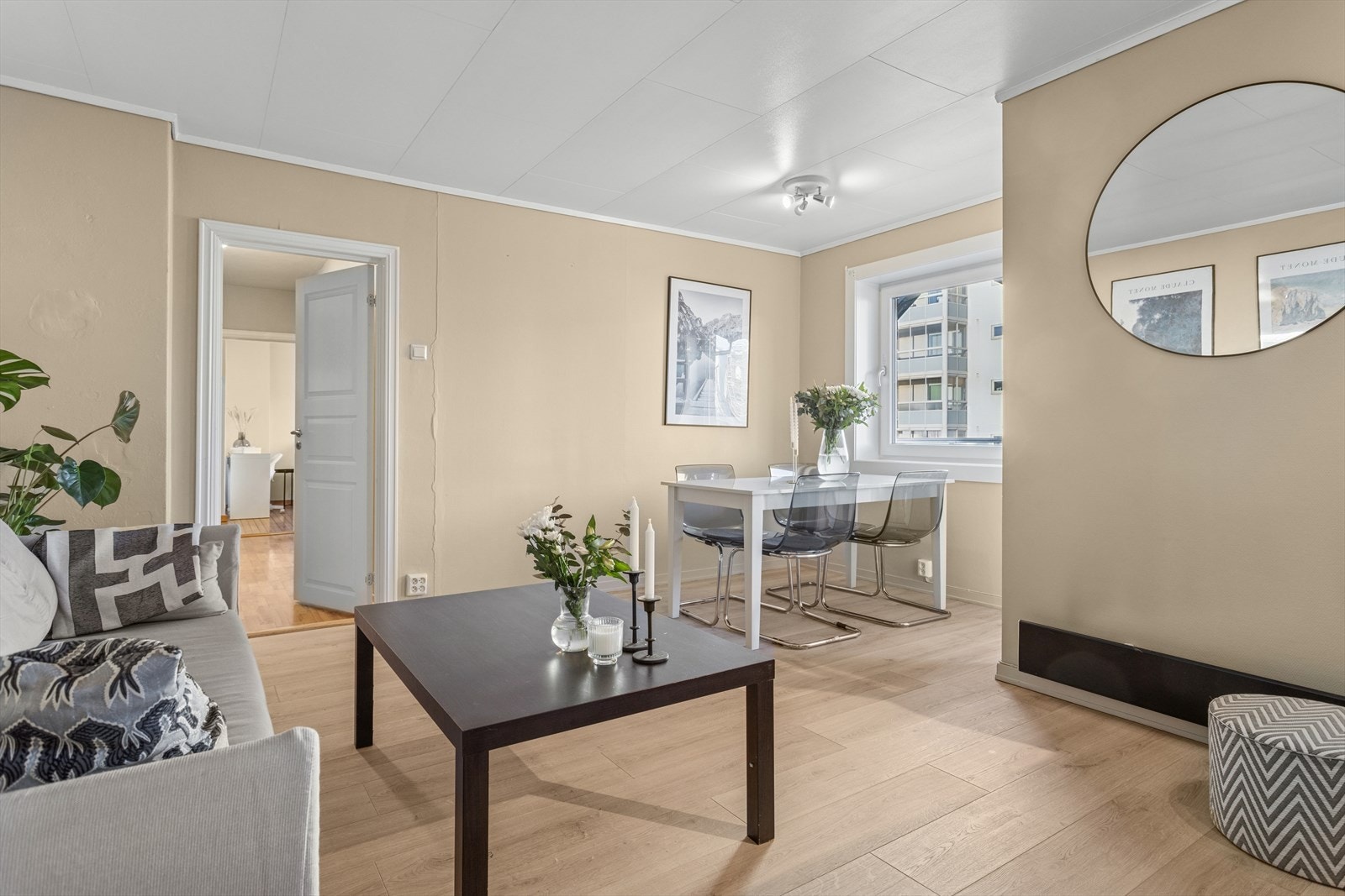 Stuen og kjøkkenet ligger skjermet fra soverommene og badet. Galleribilde