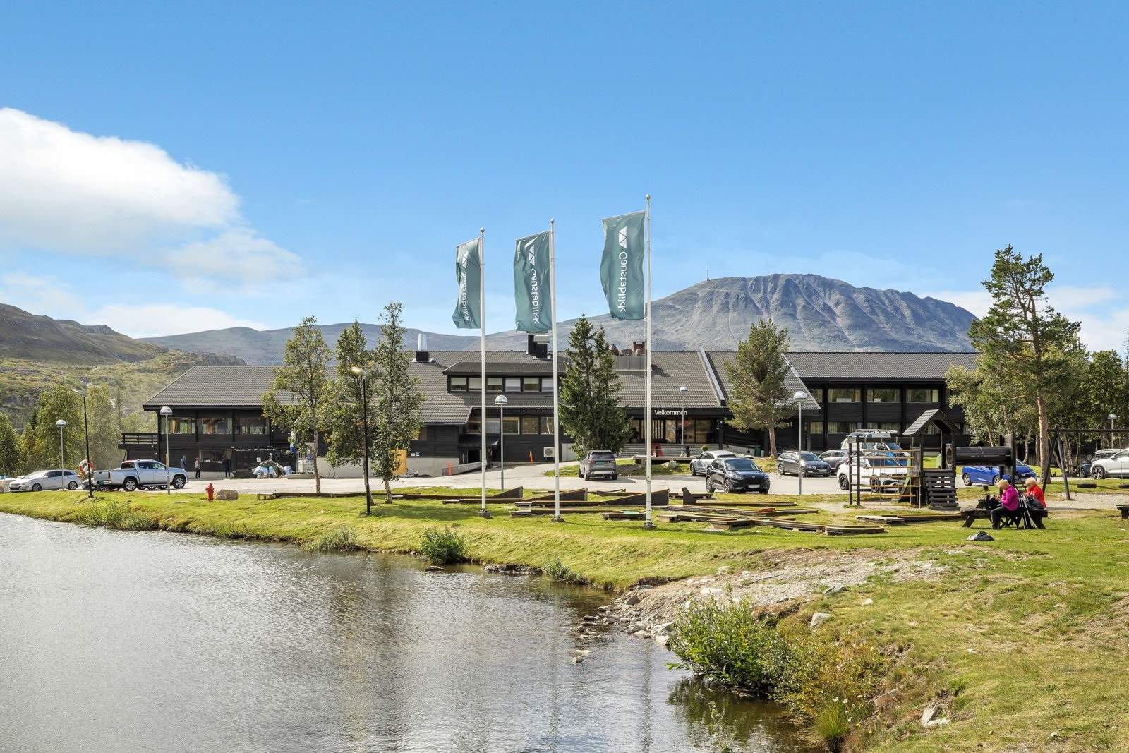 Gaustablikk Fjellresort har bl a minigolf, padel, pump track, sykkel- og vannsportutleie om sommeren Galleribilde