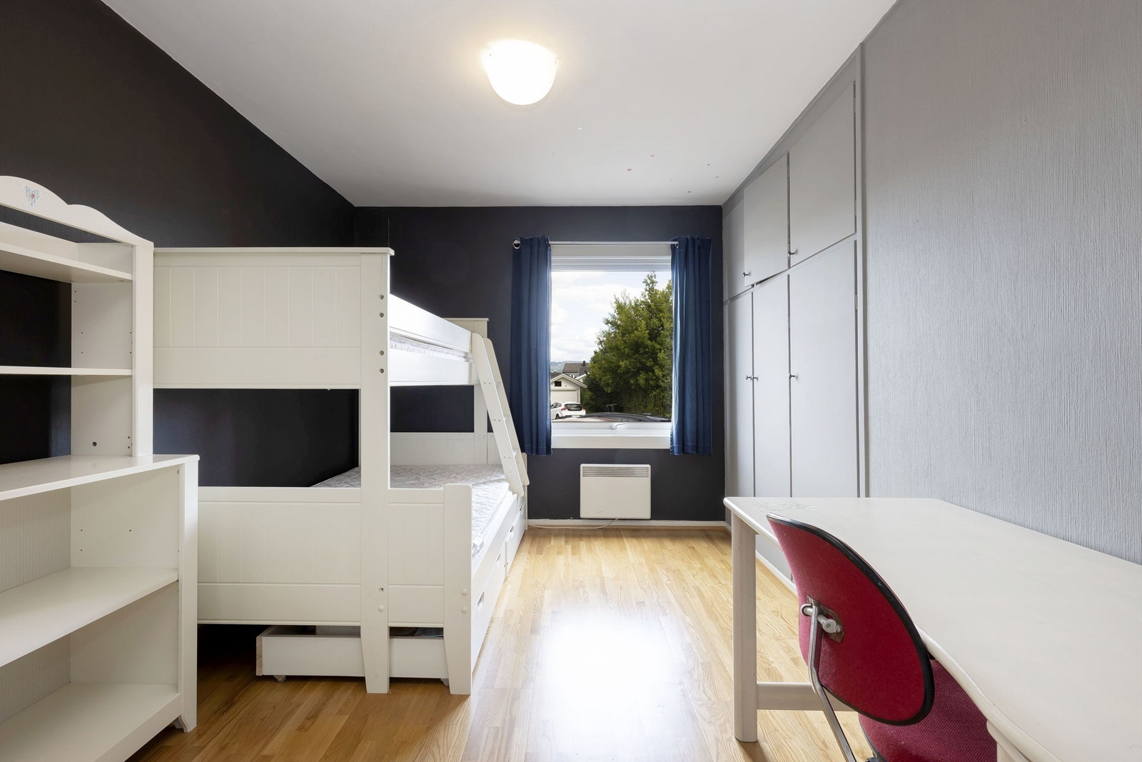 Soverom med god størrelse og plassbygde skap. Galleribilde