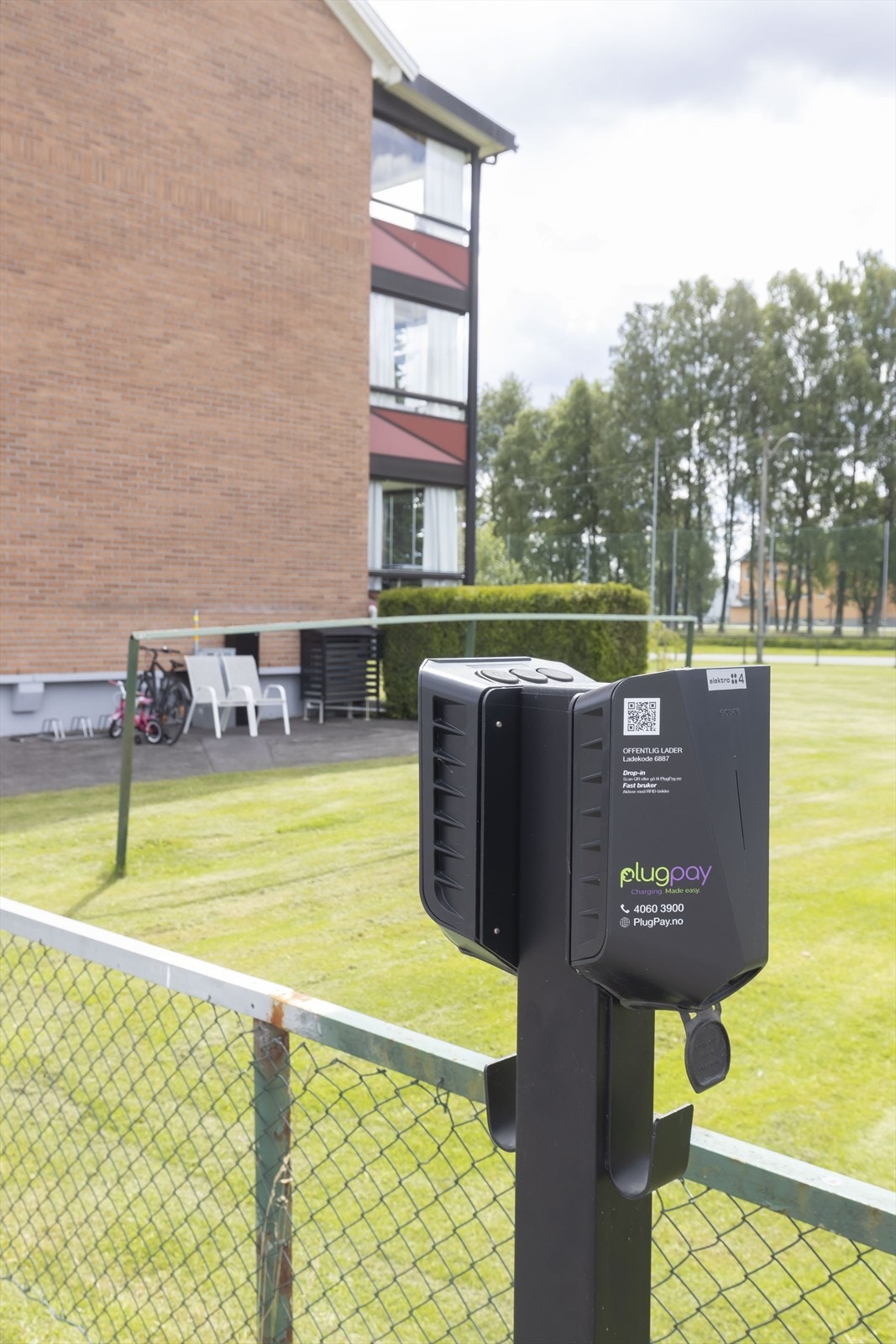 Mulighet for å lade el-bil på felles parkering. Galleribilde