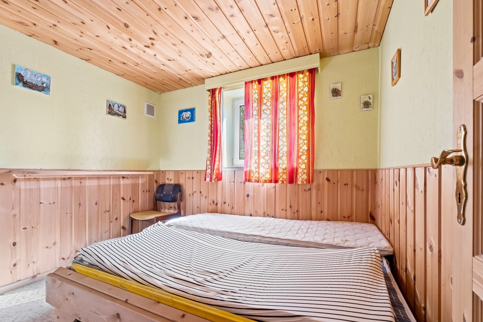 I hovedetasjen finner man ett av boligens fem soverom. Galleribilde