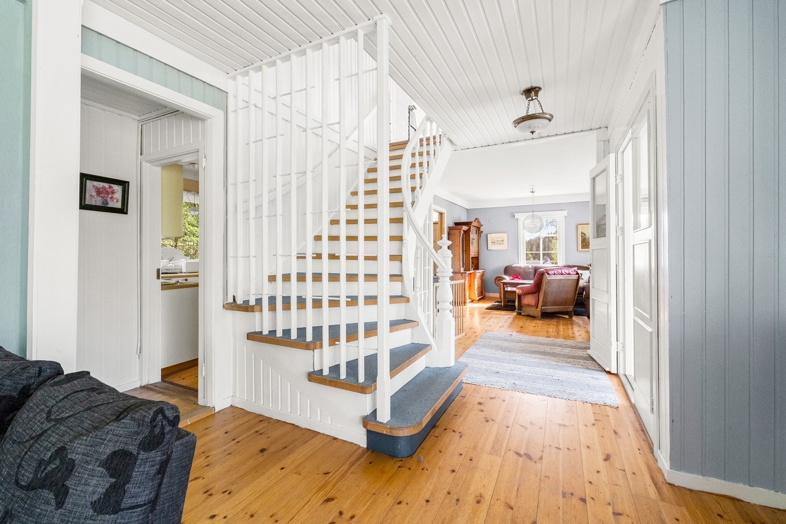 De to avdelingene av stuen er delt av trappen som tar deg opp til loftsetasjen. Galleribilde