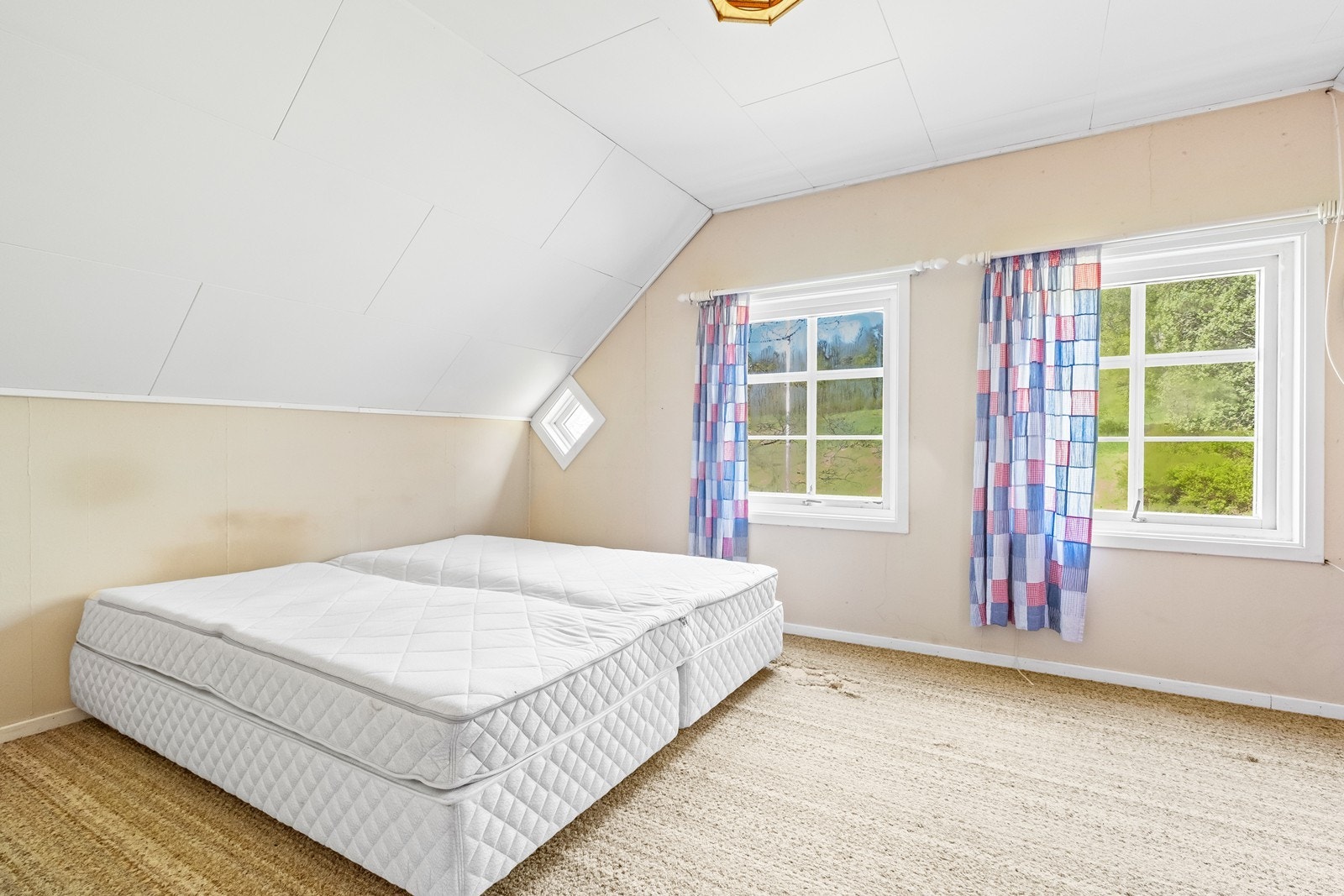 Tre soverom finner man på loftet, hvorav også hovedsoverommet. Galleribilde