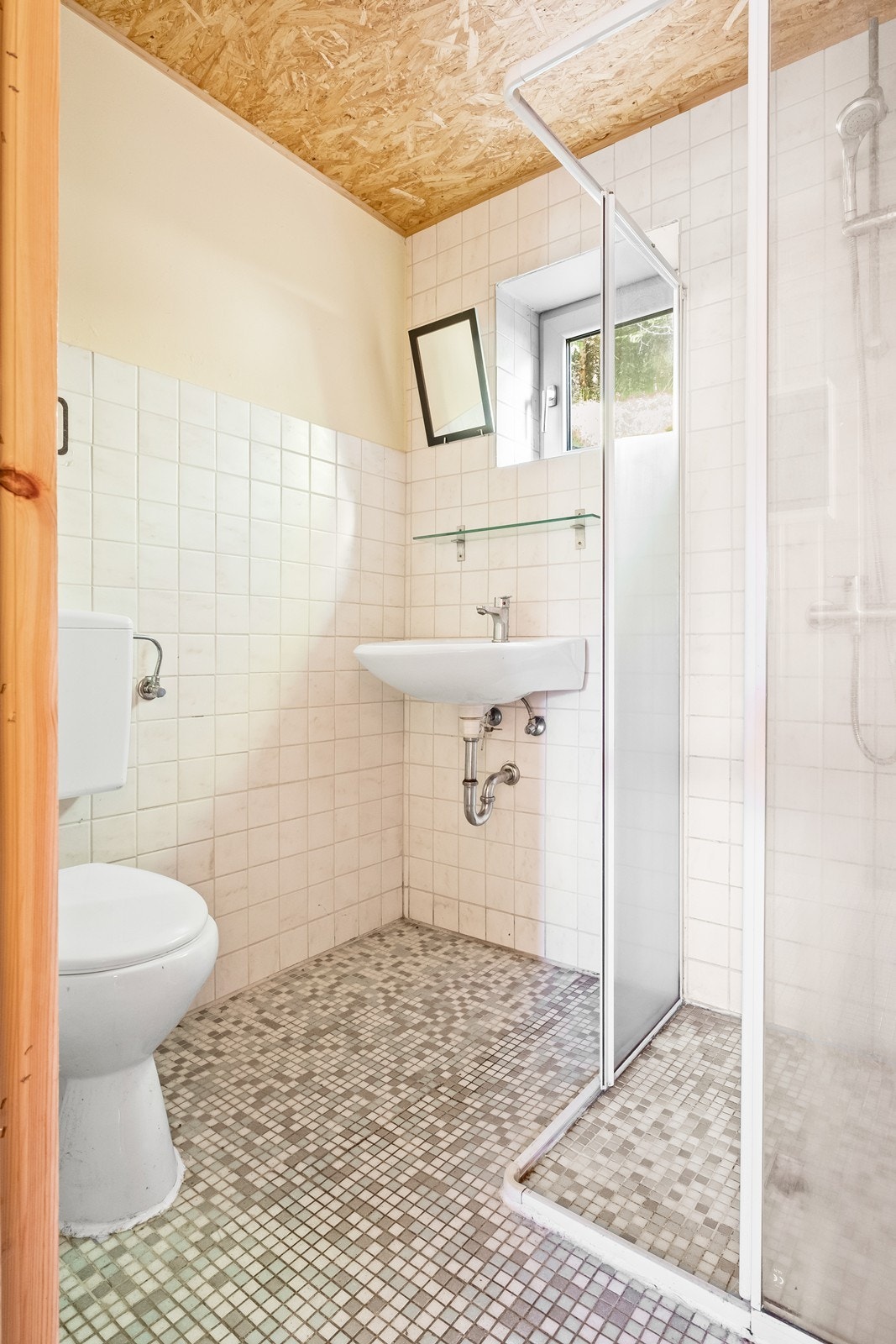 Bad i kjeller, med wc, servant og dusjhjørne. Galleribilde