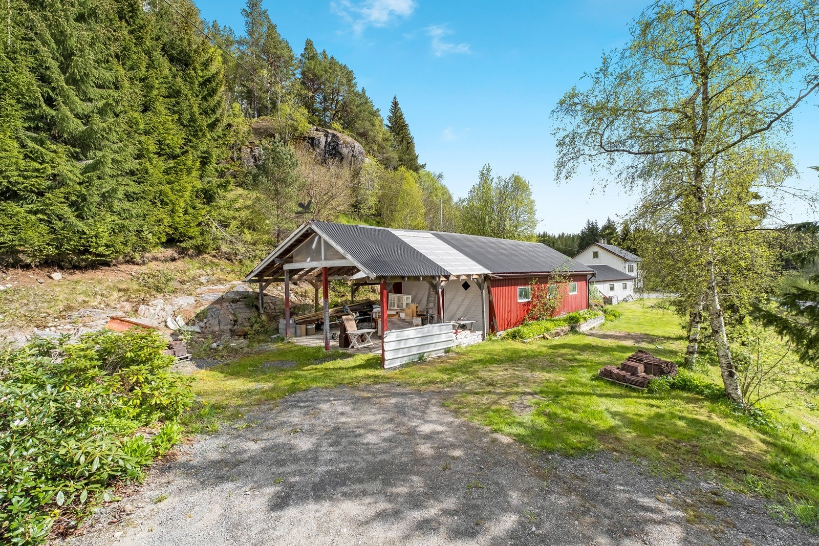 Garasje er oppført på eiendommen, i tillegg til at det er rikelig med parkering på egen tomt. Galleribilde