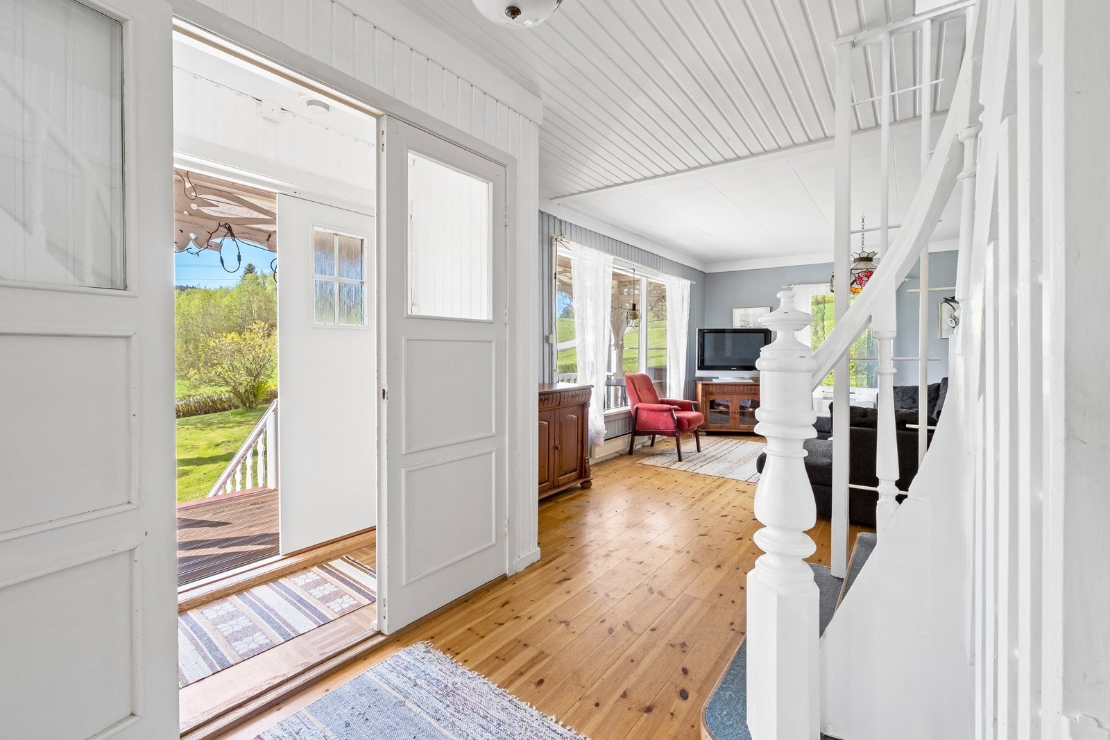 Åpen og luftig entrè, hvor man kan åpne opp og få uteområdet nesten inn i stua. Galleribilde