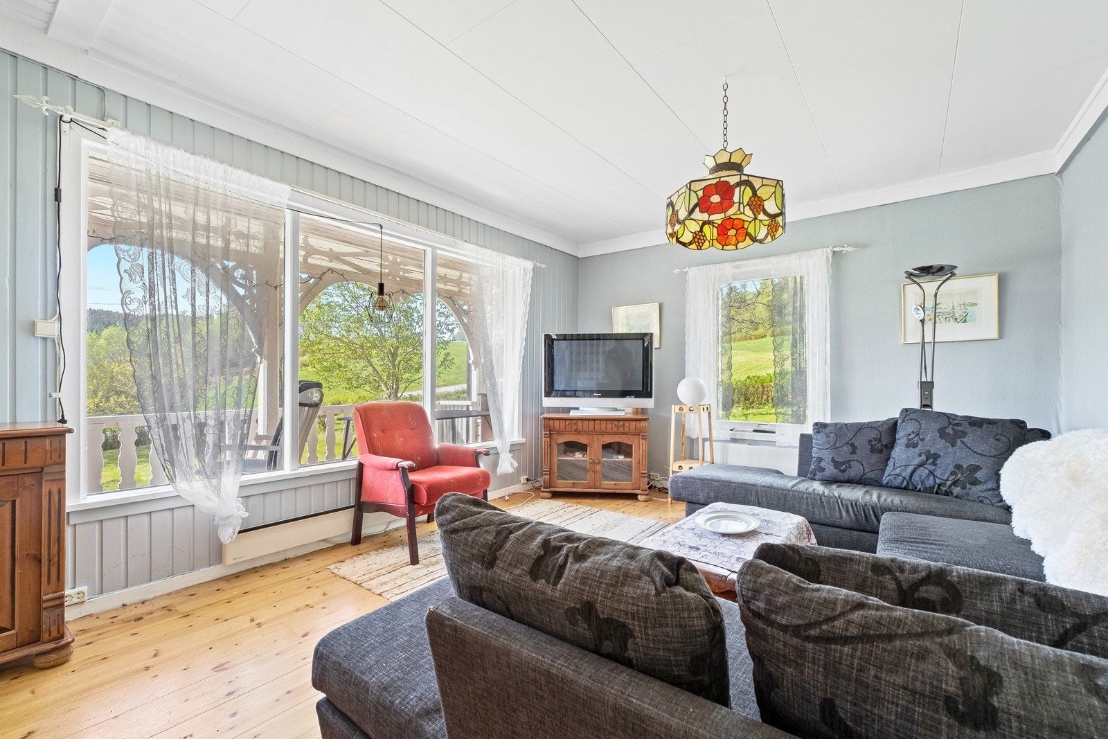 Mange vinduer gjør stuen lys og trivelig. Galleribilde