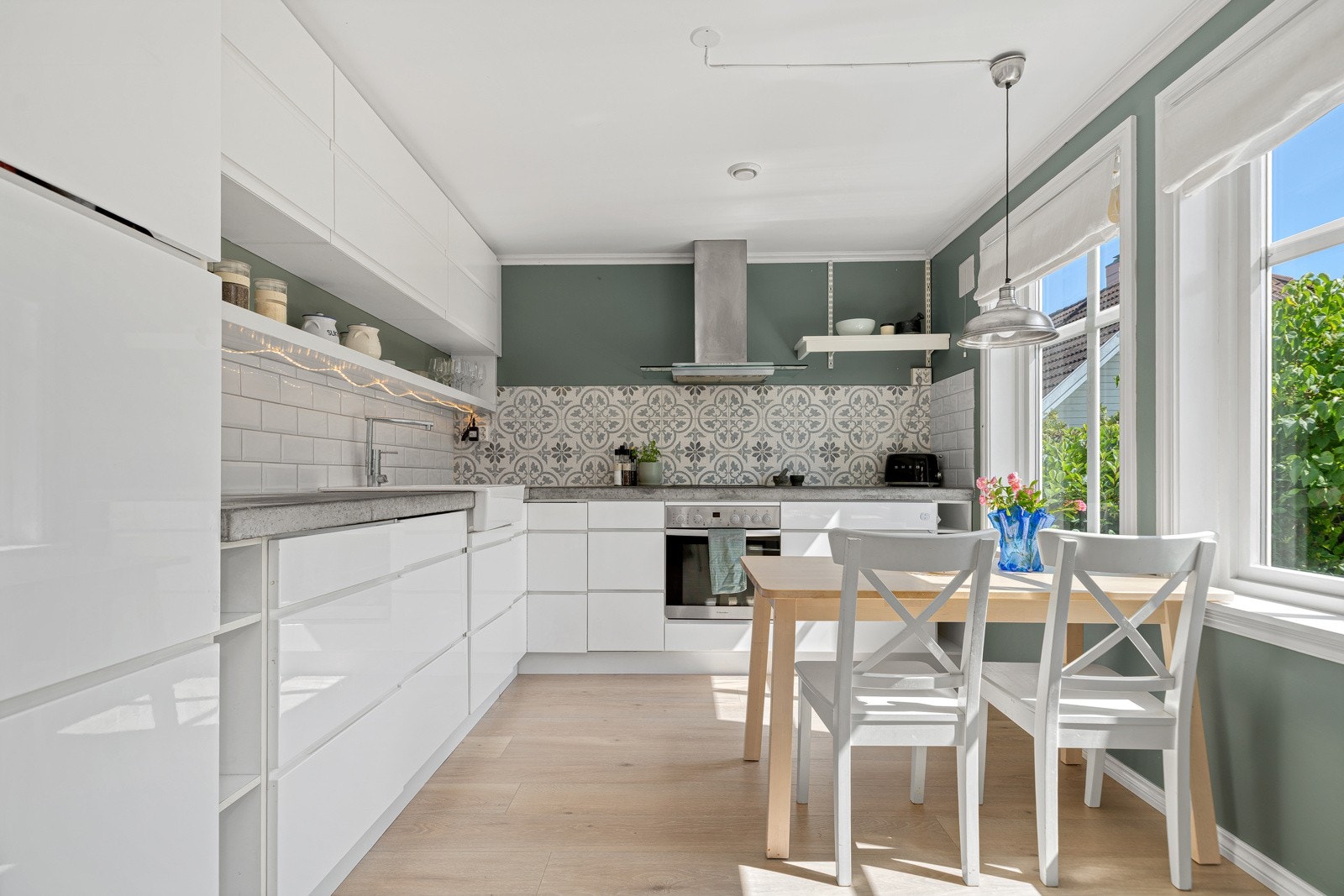 Kjøkken med god benke/skapplass Galleribilde