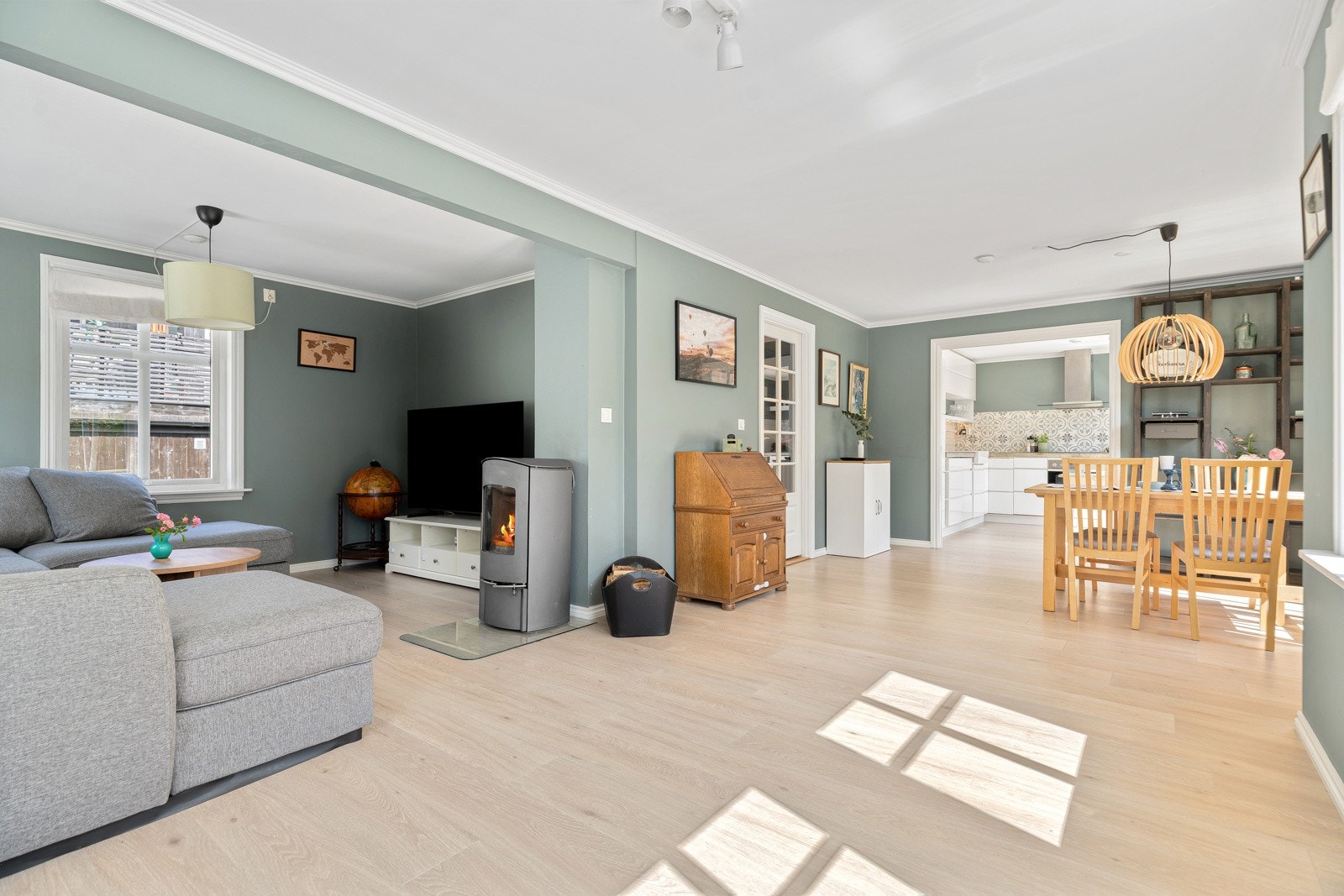 Lys og fin stue med god plass til spisestuebord Galleribilde