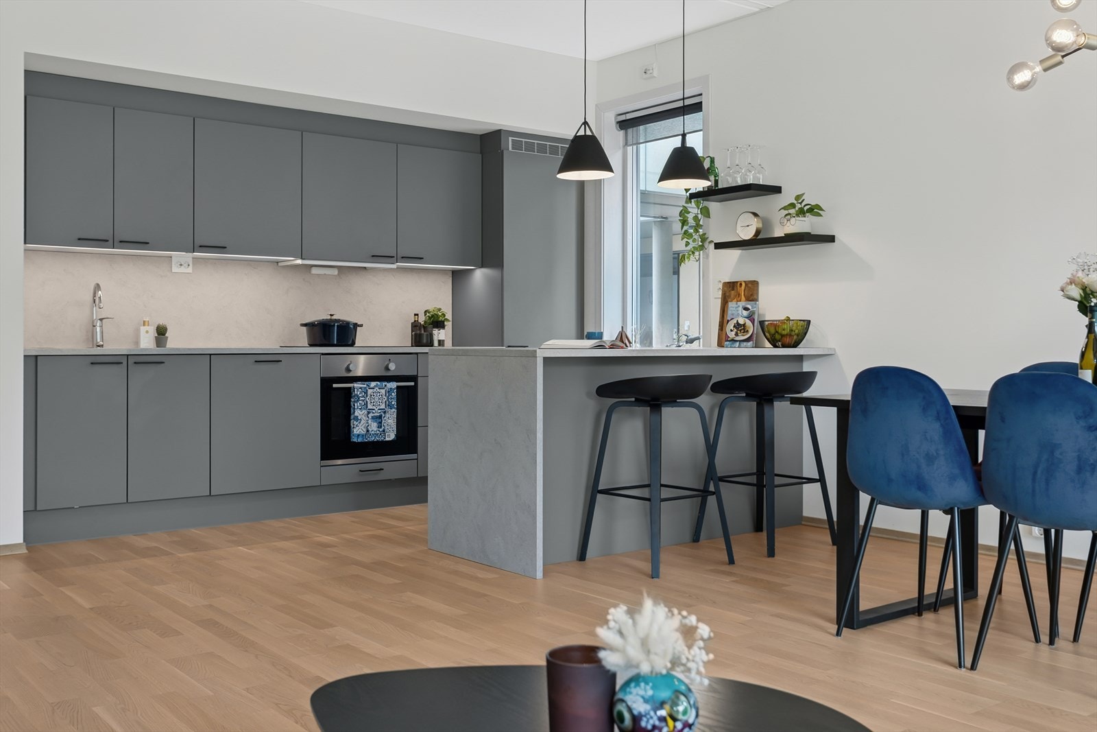 Kjøkkenøya er perfekt for de raske måltidene i tillegg til å by på ekstra benke- og lagringsplass. Galleribilde