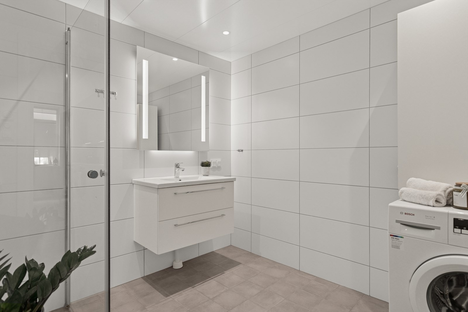 Baderommet har godt med plass og et stort dusjhjørne med svingbare glassvegger. Galleribilde