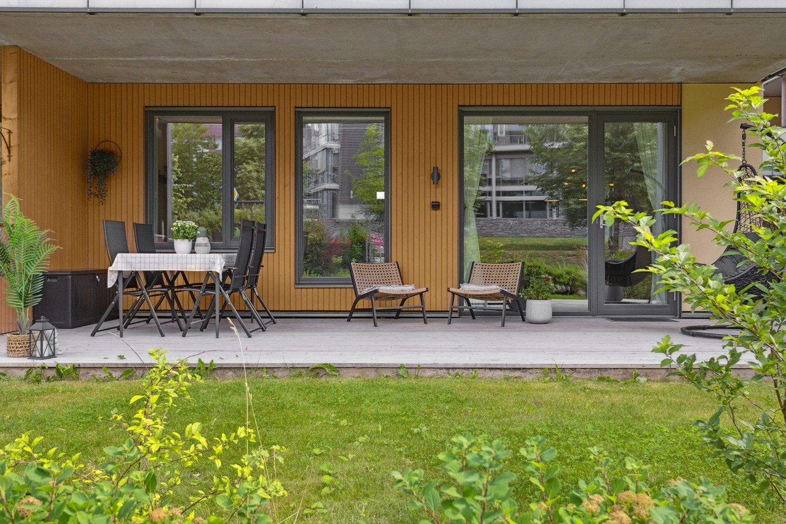 Den store terrassen er på hele 28m² og har rikelig med plass til utemøblement. Galleribilde